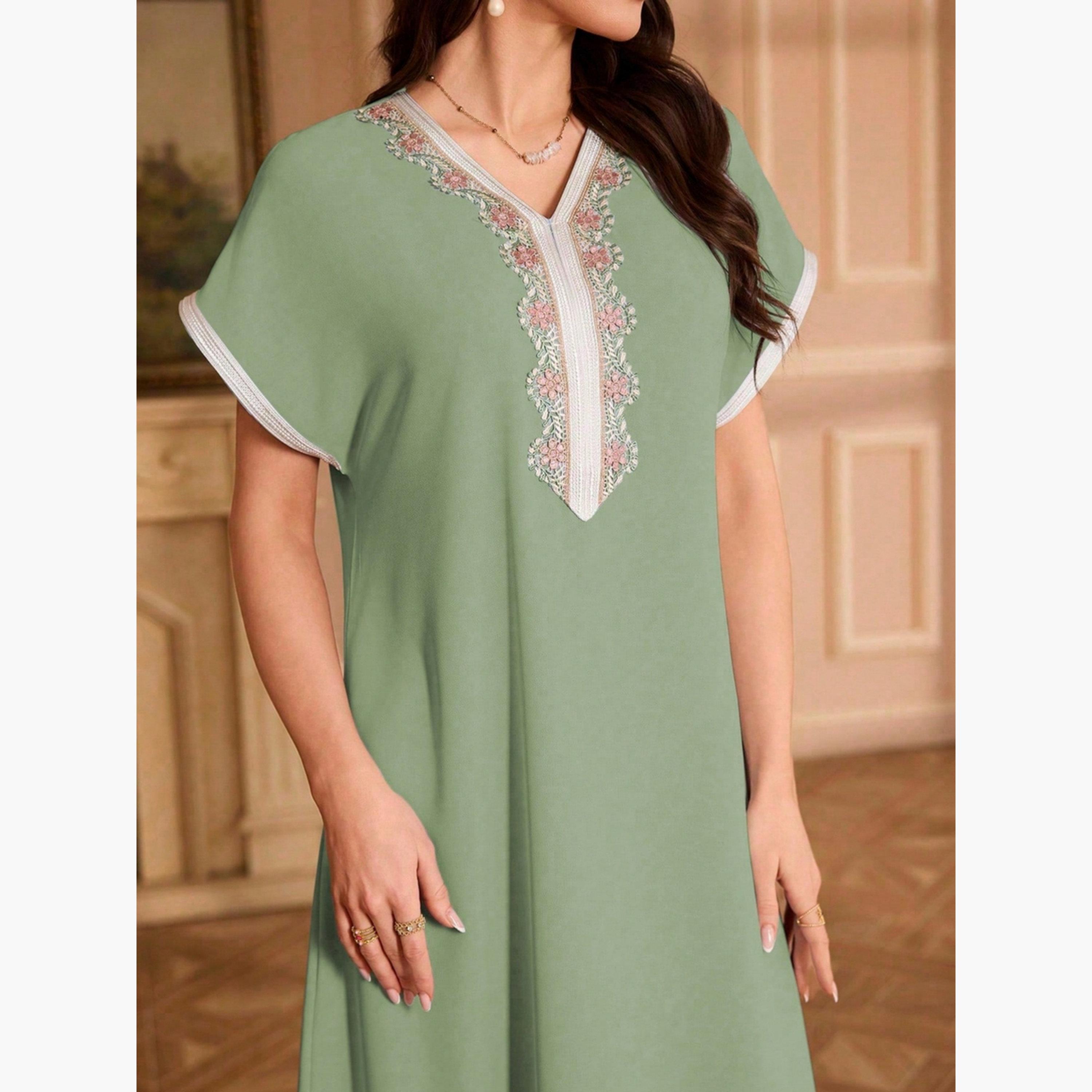 جلابية بتفاصيل مرقعة بزهور-women-arabicclothing-jalabiyas-image-6