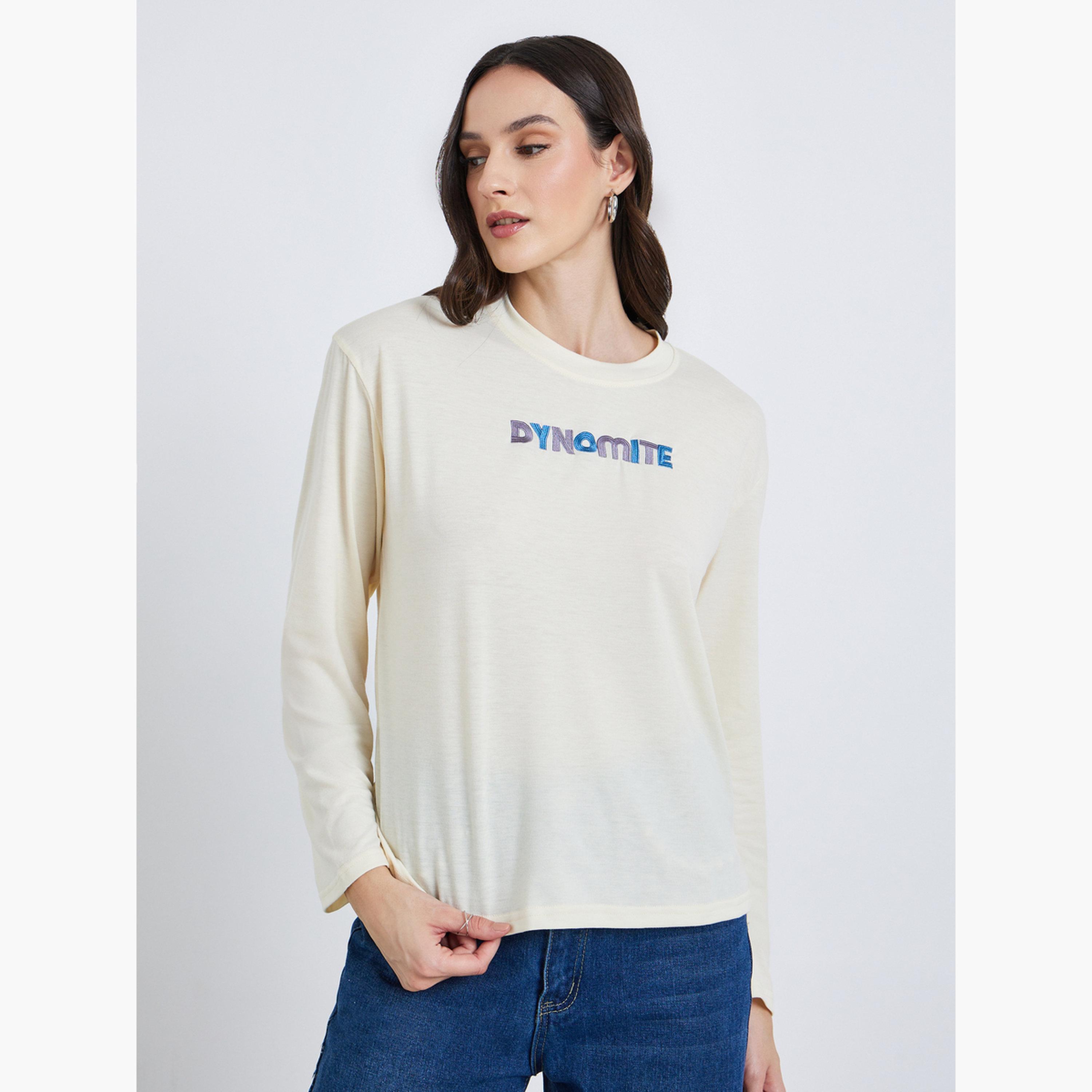 تيشيرت بأكمام طويلة وتفاصيل مُطرّزة بجرافيك-women-clothing-tshirts-image-1