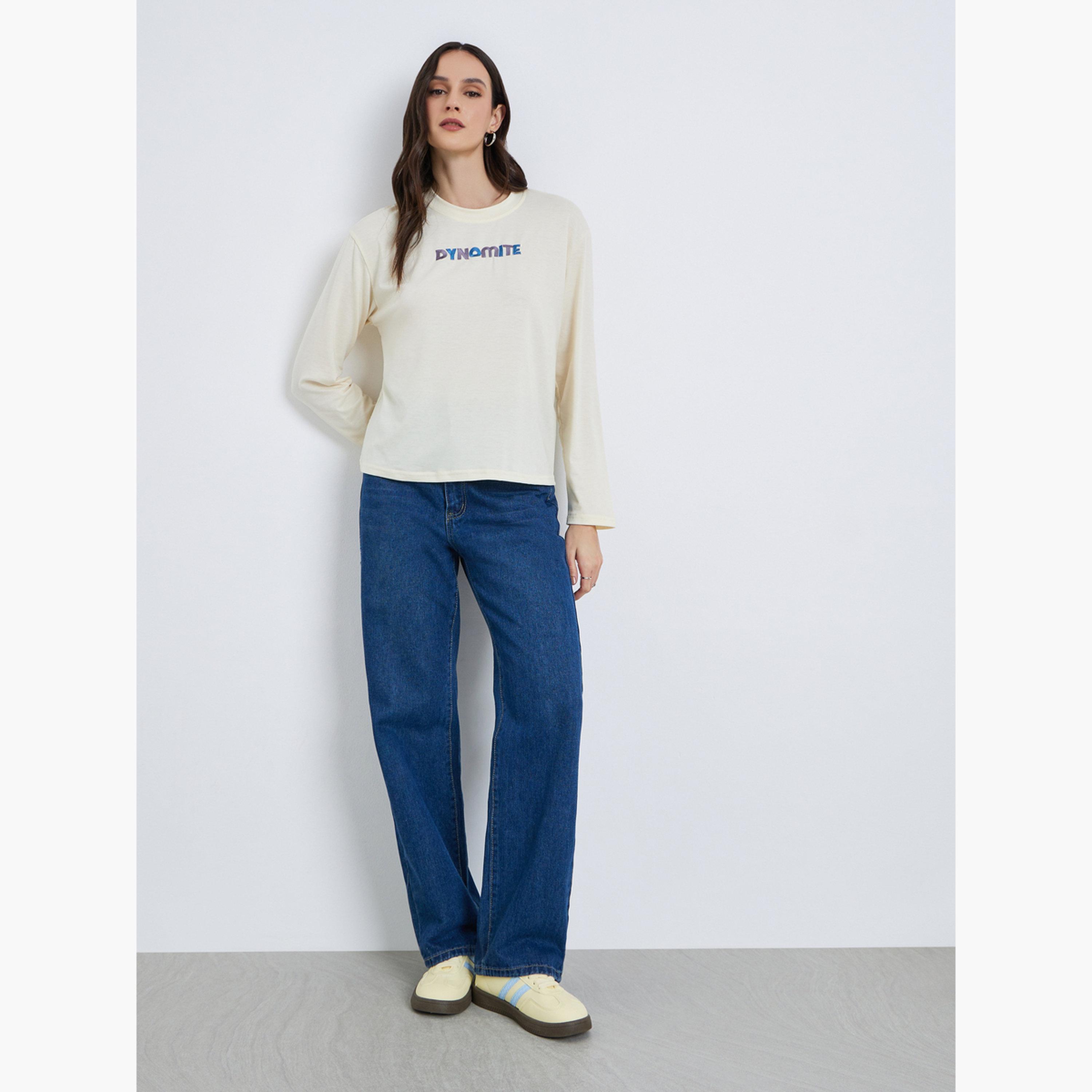 تيشيرت بأكمام طويلة وتفاصيل مُطرّزة بجرافيك-women-clothing-tshirts-image-2