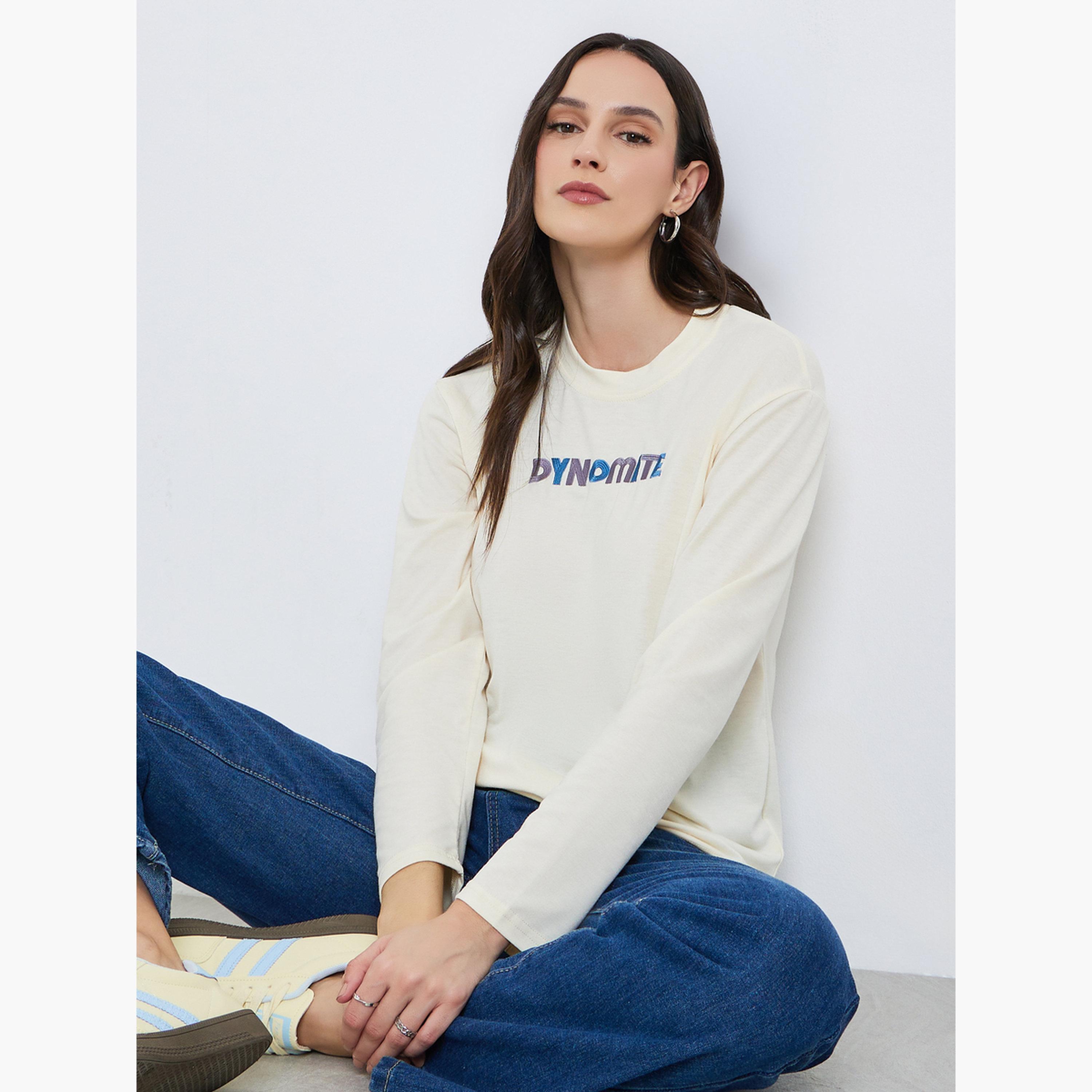 تيشيرت بأكمام طويلة وتفاصيل مُطرّزة بجرافيك-women-clothing-tshirts-image-3