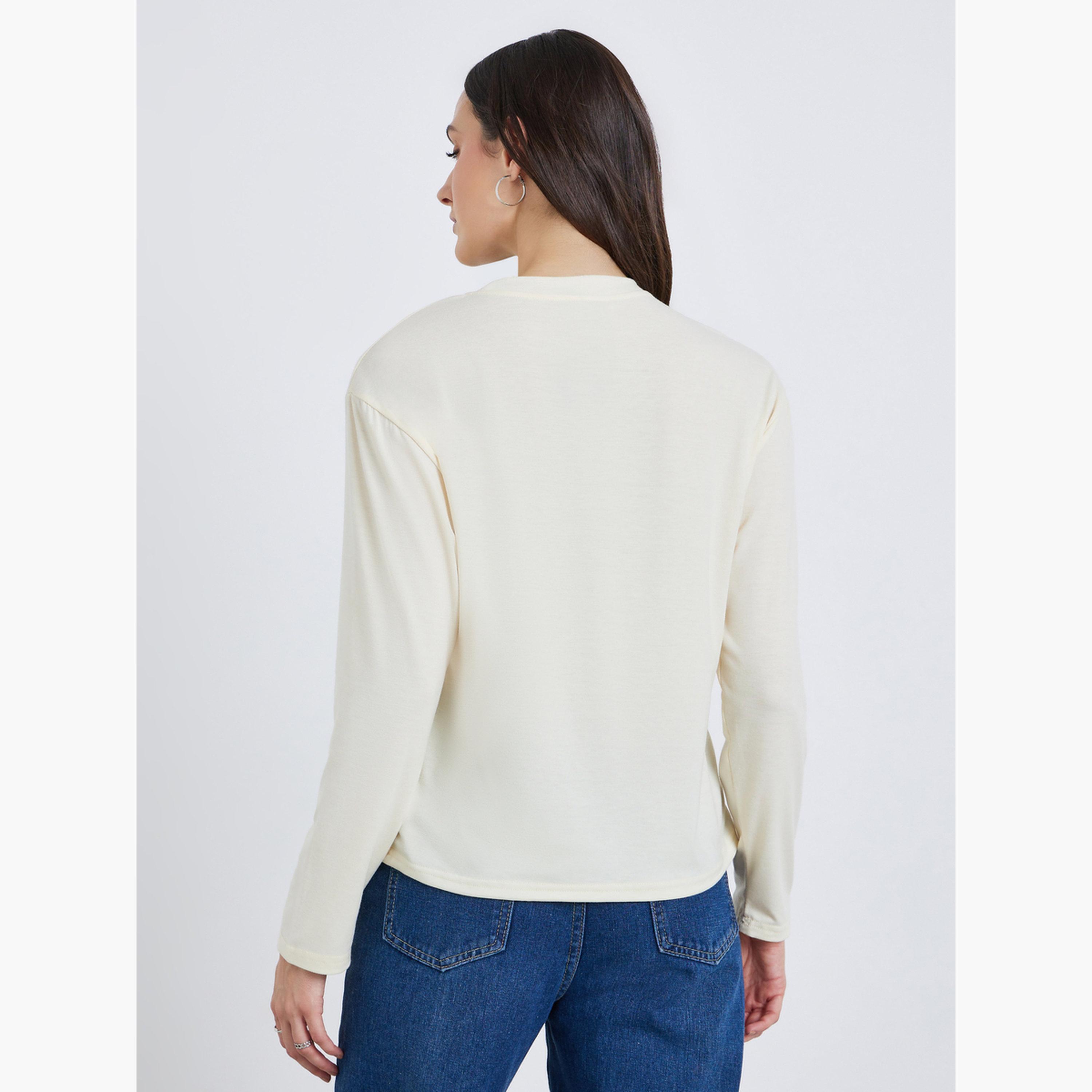 تيشيرت بأكمام طويلة وتفاصيل مُطرّزة بجرافيك-women-clothing-tshirts-image-5