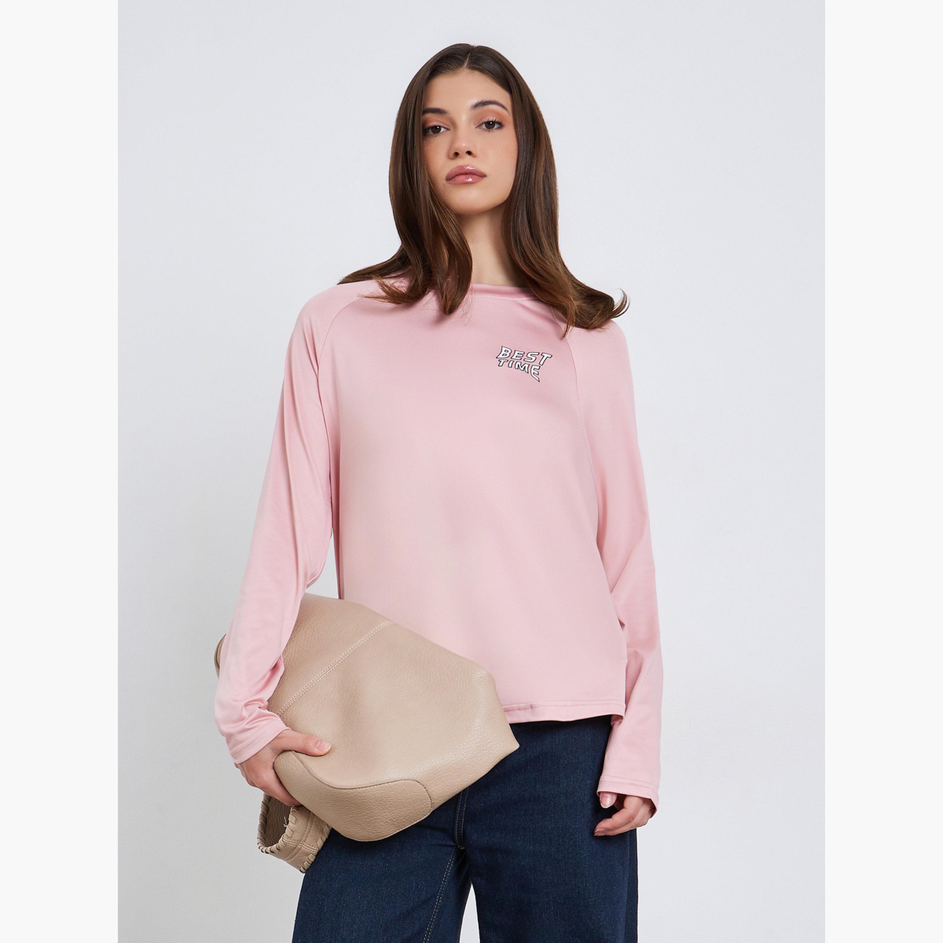 تيشيرت بأكمام ريجلان وطبعة شعار-women-clothing-tshirts-image-1