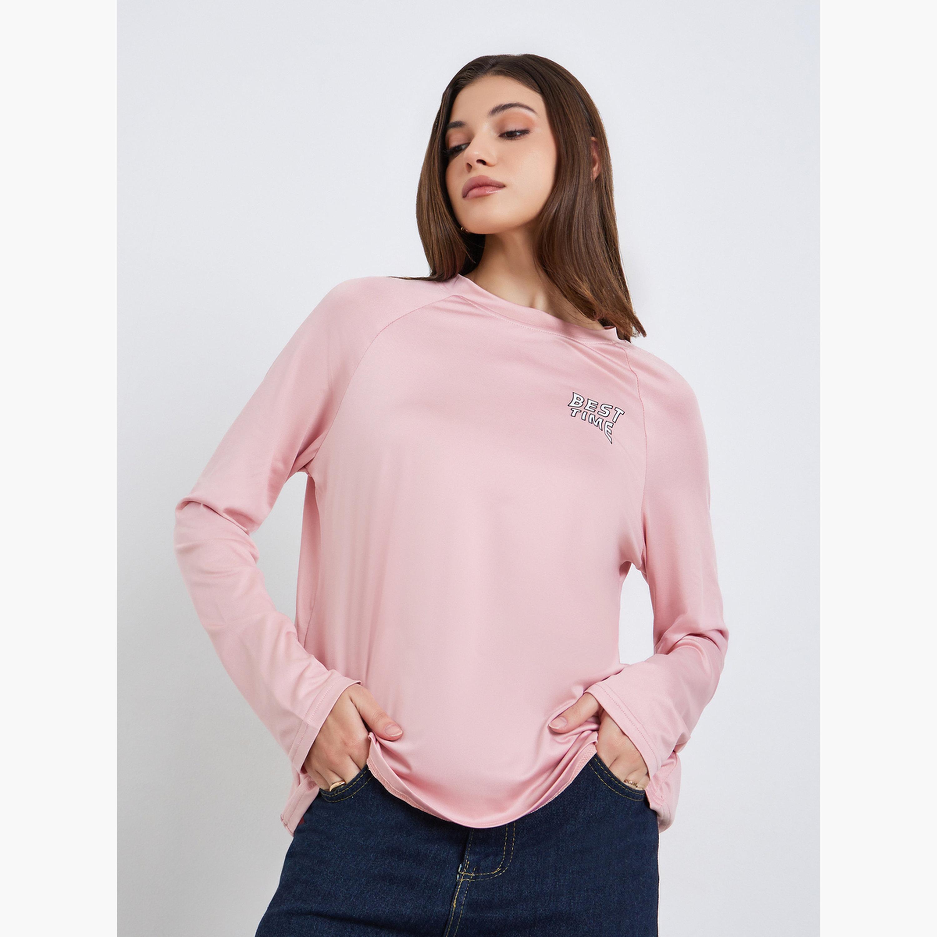 تيشيرت بأكمام ريجلان وطبعة شعار-women-clothing-tshirts-image-3
