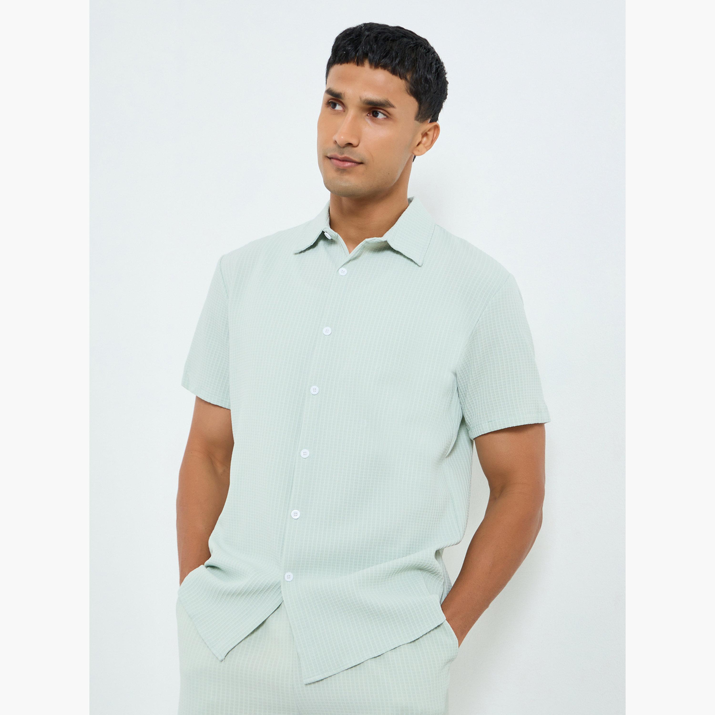 طقم قميص بملمس بارز وياقة مفرودة وبنطال للرجال-men-clothing-coordsets-image-2