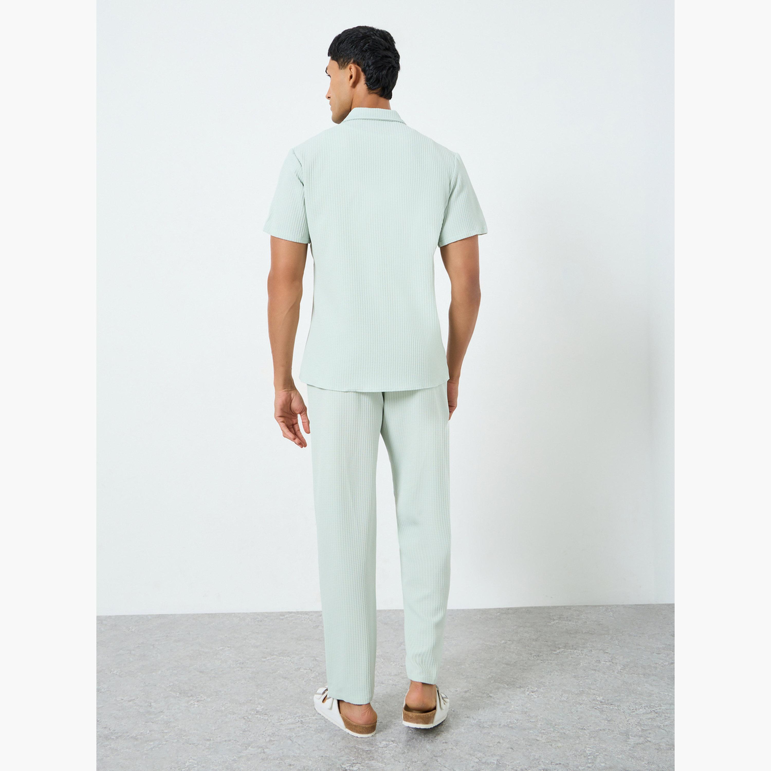 طقم قميص بملمس بارز وياقة مفرودة وبنطال للرجال-men-clothing-coordsets-image-3