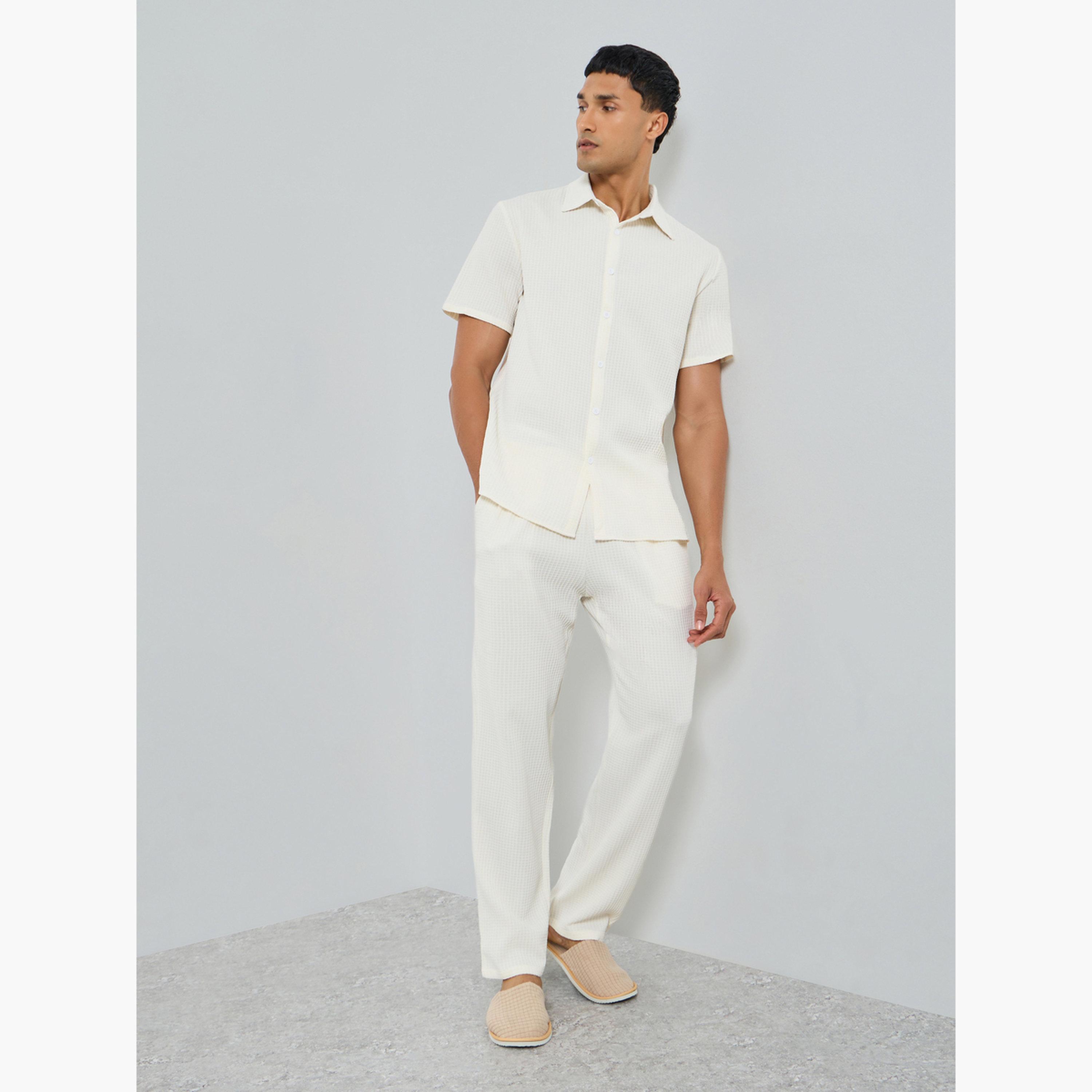 طقم قميص بملمس بارز وياقة مفرودة وبنطال للرجال-men-clothing-coordsets-image-1