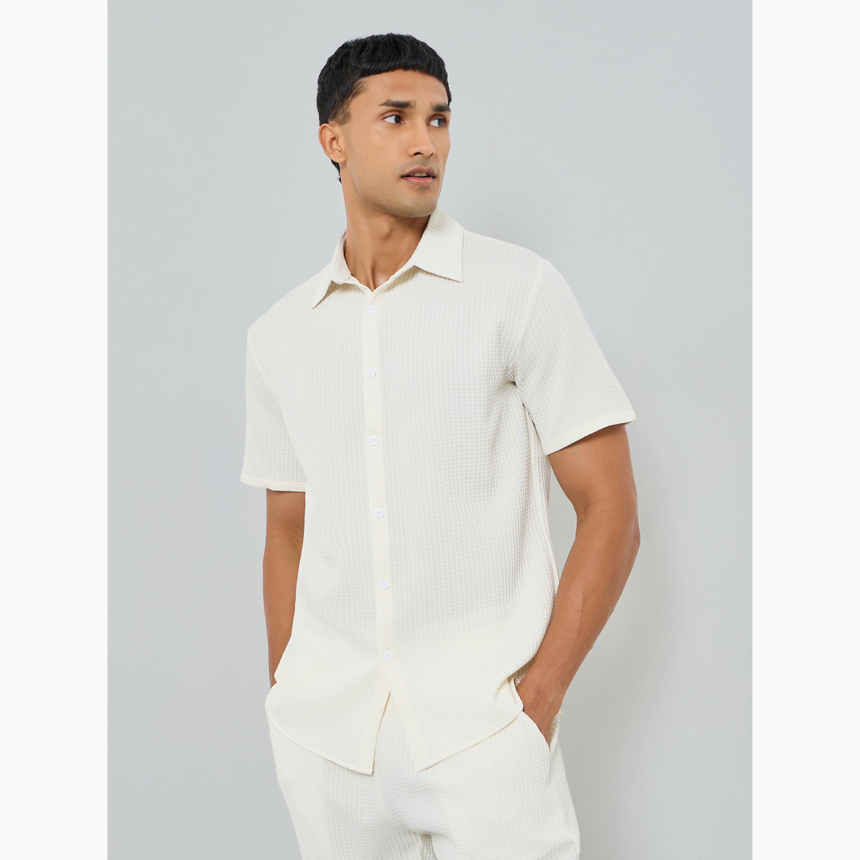 طقم قميص بملمس بارز وياقة مفرودة وبنطال للرجال-men-clothing-coordsets-image-2