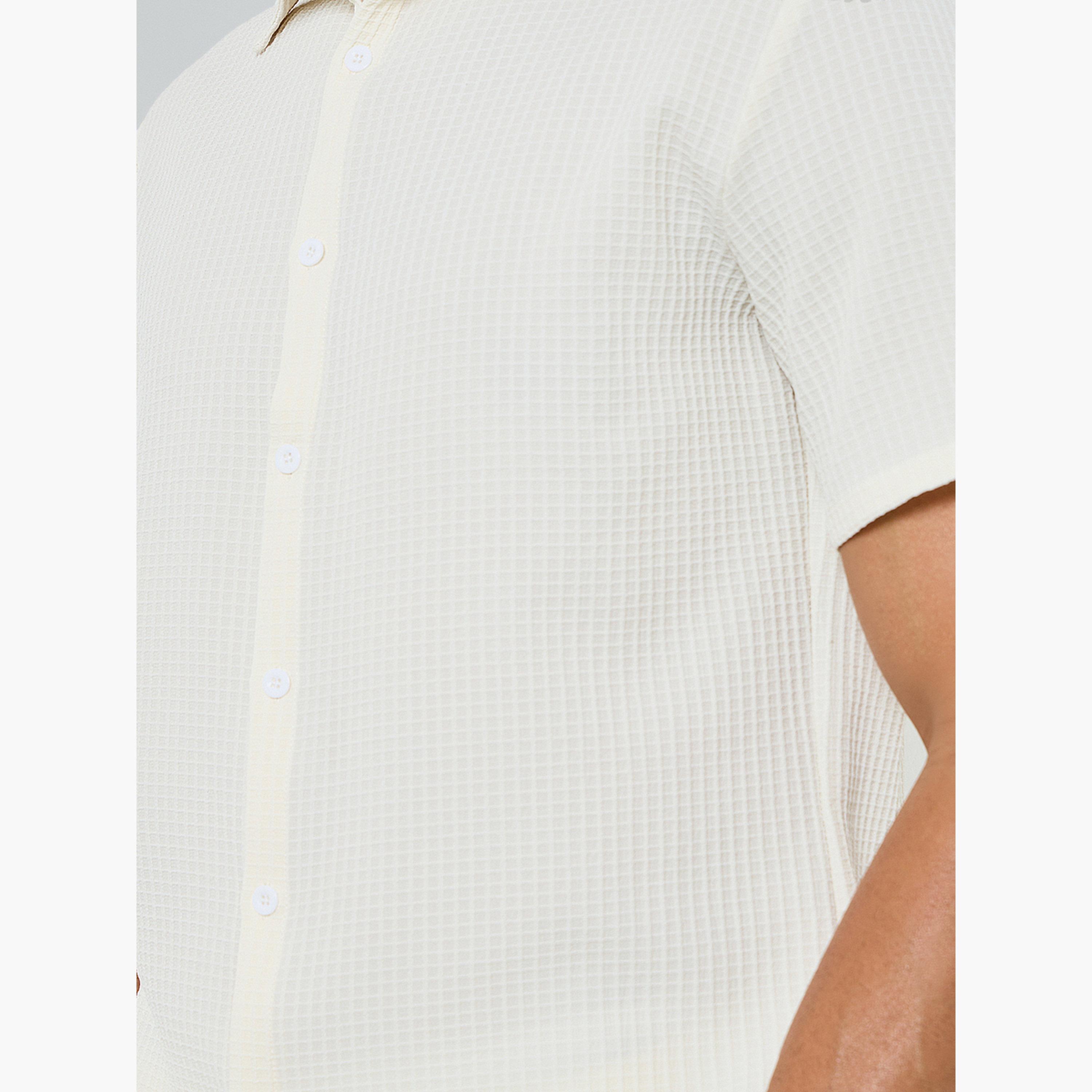 طقم قميص بملمس بارز وياقة مفرودة وبنطال للرجال-men-clothing-coordsets-image-5