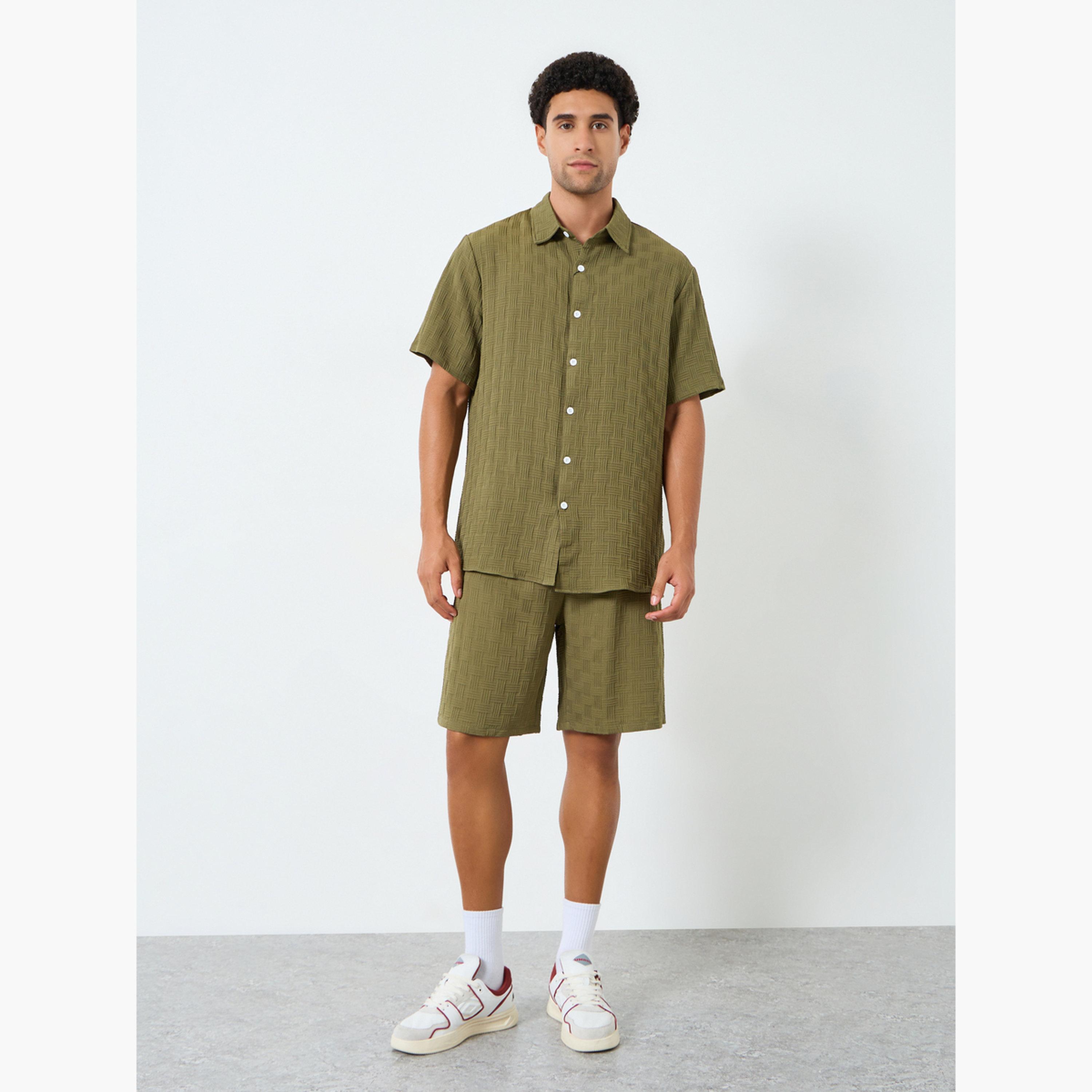 طقم قميص بملمس بارز وياقة مفرودة وشورت للرجال-men-clothing-coordsets-image-1