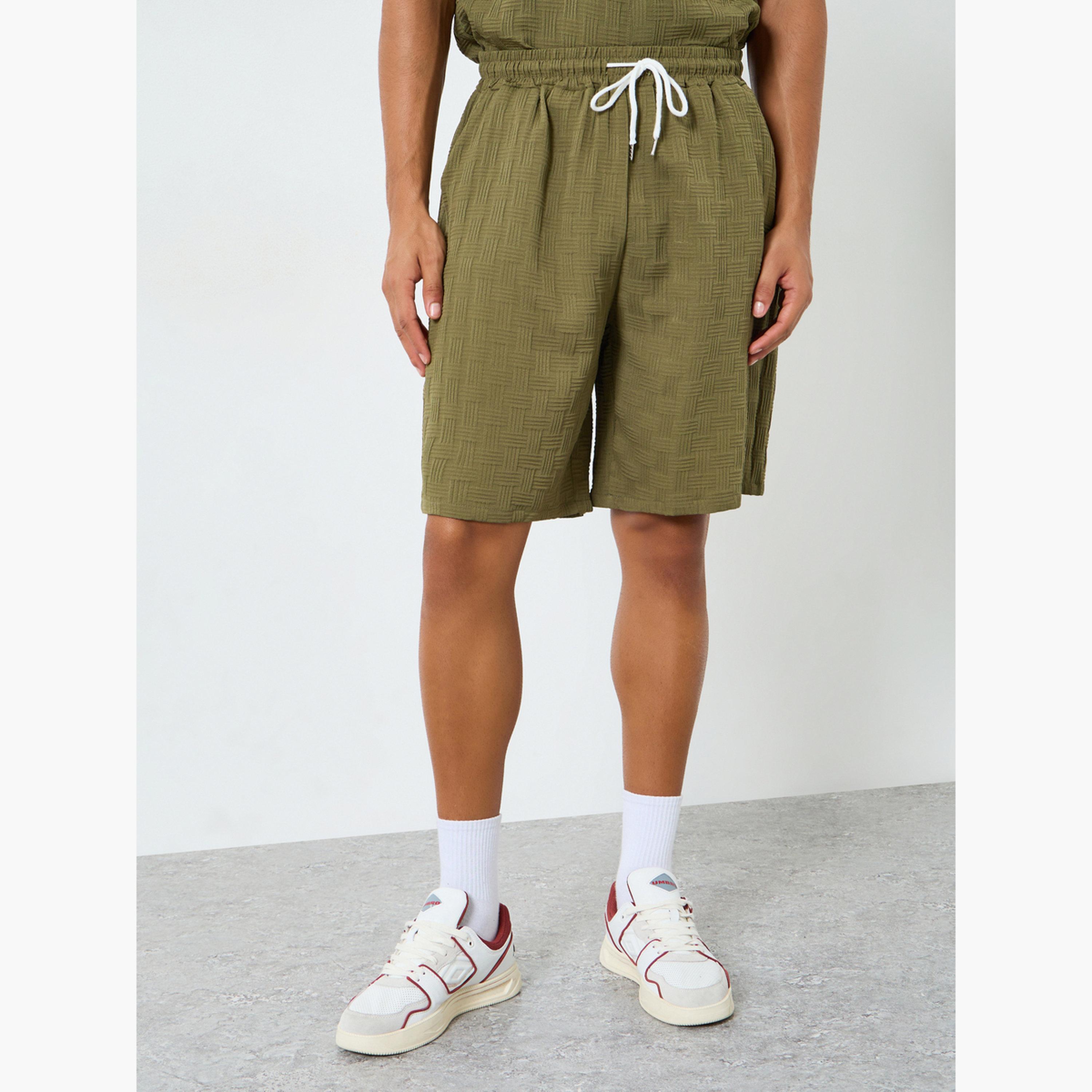طقم قميص بملمس بارز وياقة مفرودة وشورت للرجال-men-clothing-coordsets-image-5