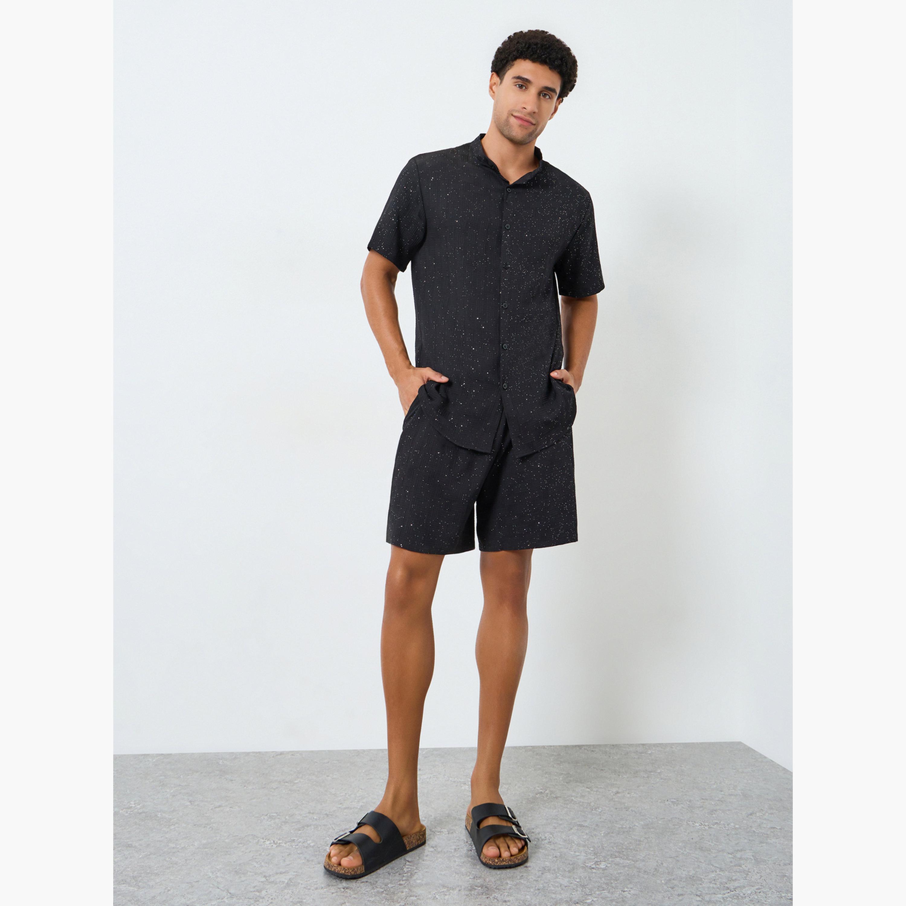 طقم قميص بملمس بارز وياقة قائمة وشورت للرجال-men-clothing-coordsets-image-1