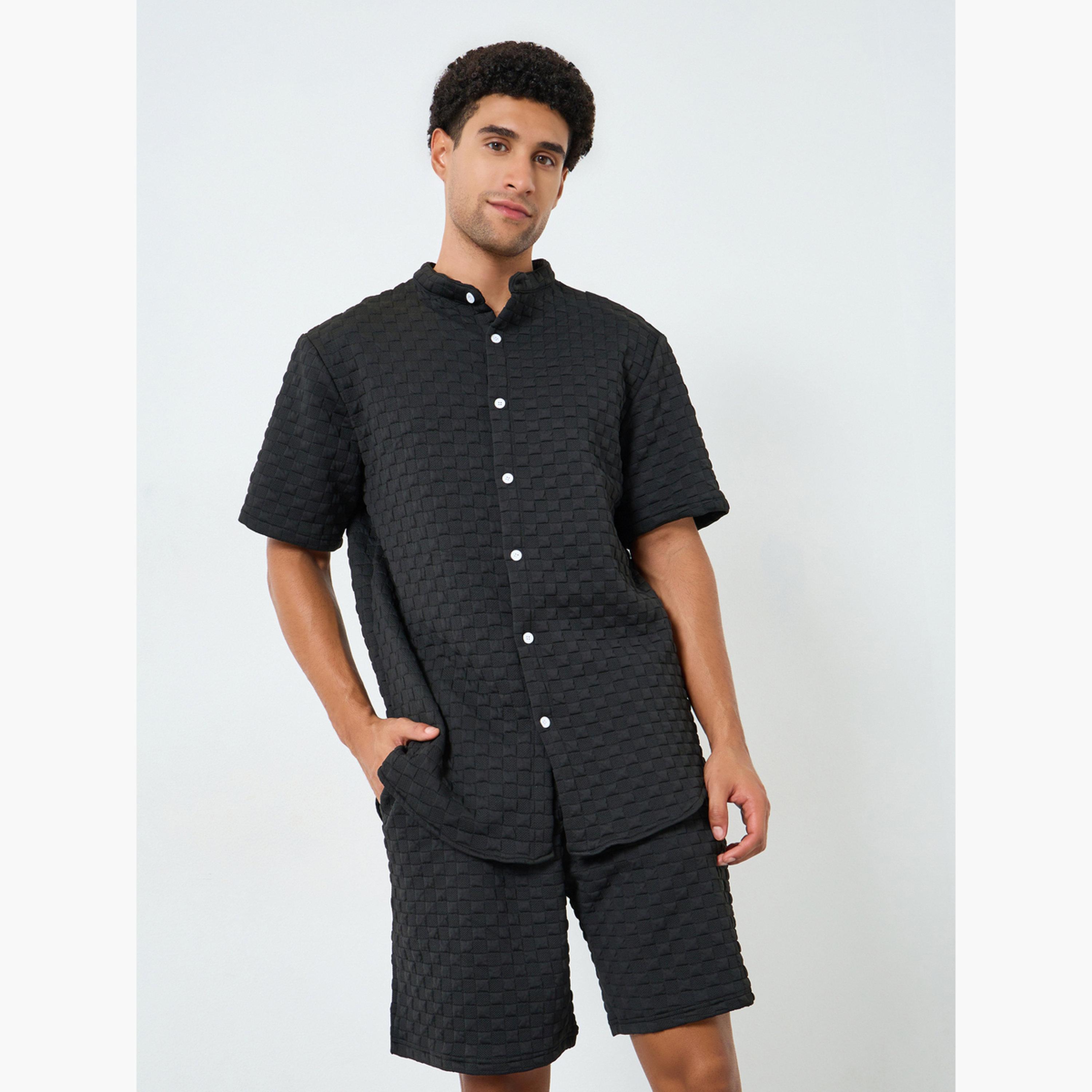 طقم قميص بملمس بارز وياقة قائمة وشورت للرجال-men-clothing-coordsets-image-2