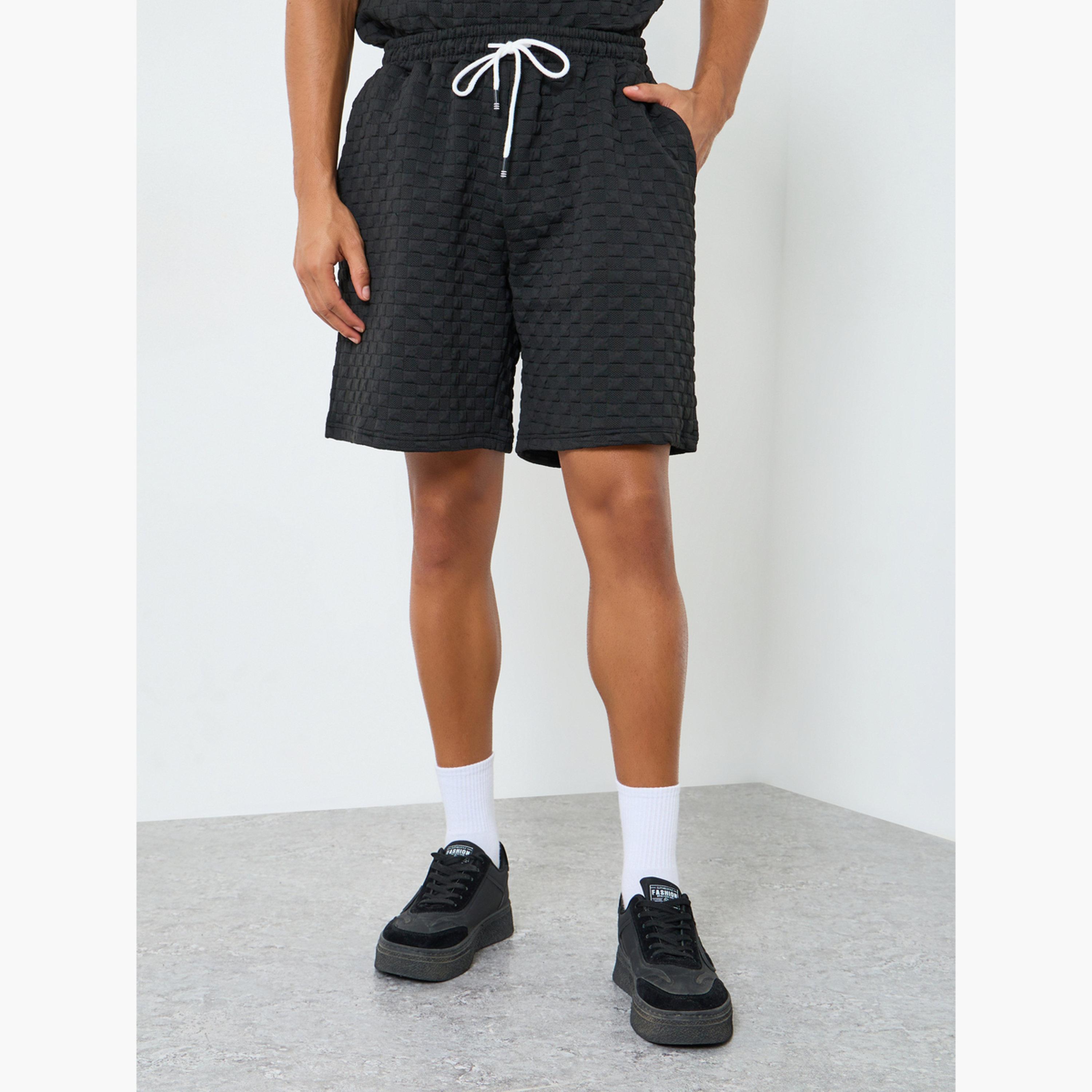 طقم قميص بملمس بارز وياقة قائمة وشورت للرجال-men-clothing-coordsets-image-4