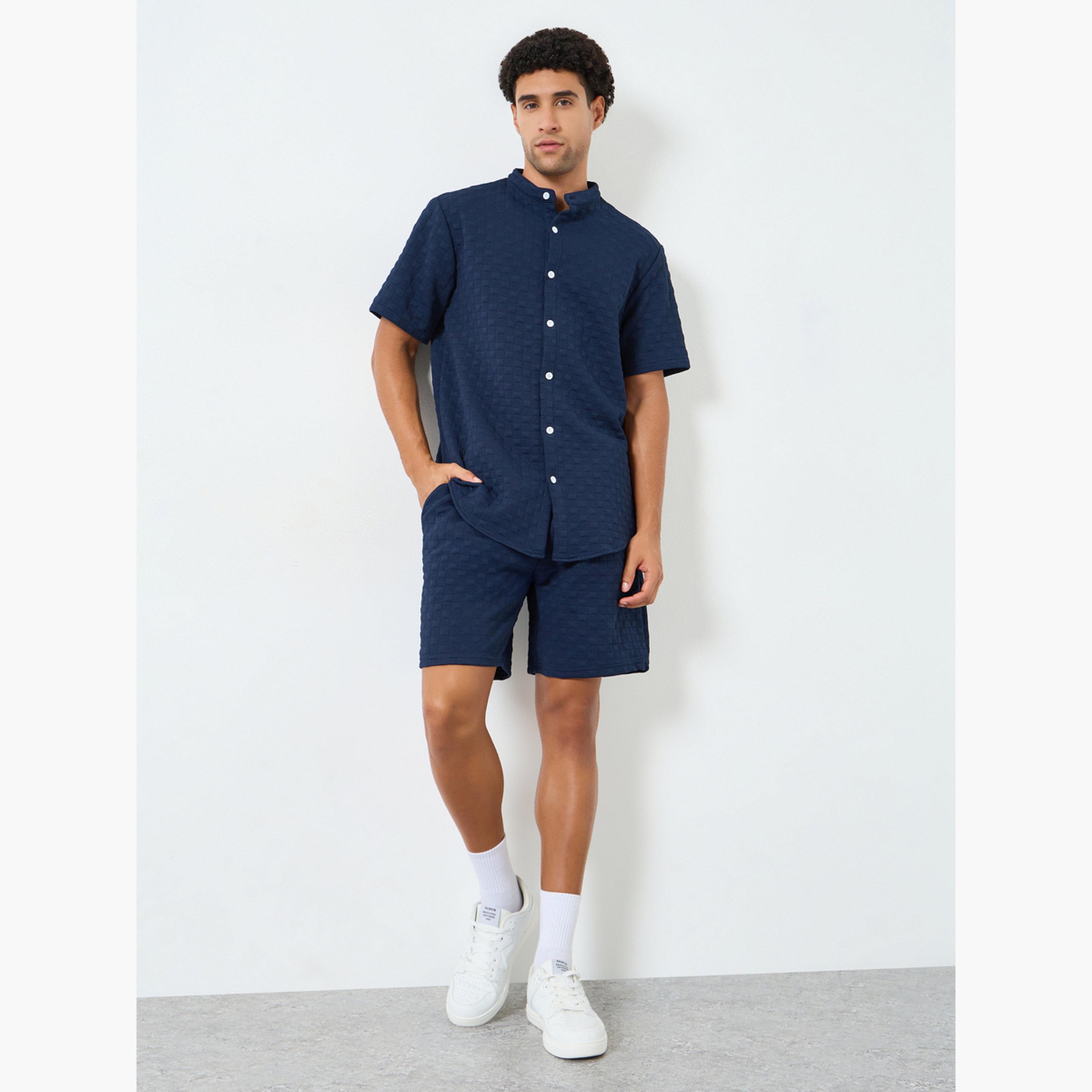 طقم قميص بملمس بارز وياقة قائمة وشورت للرجال-men-clothing-coordsets-image-1