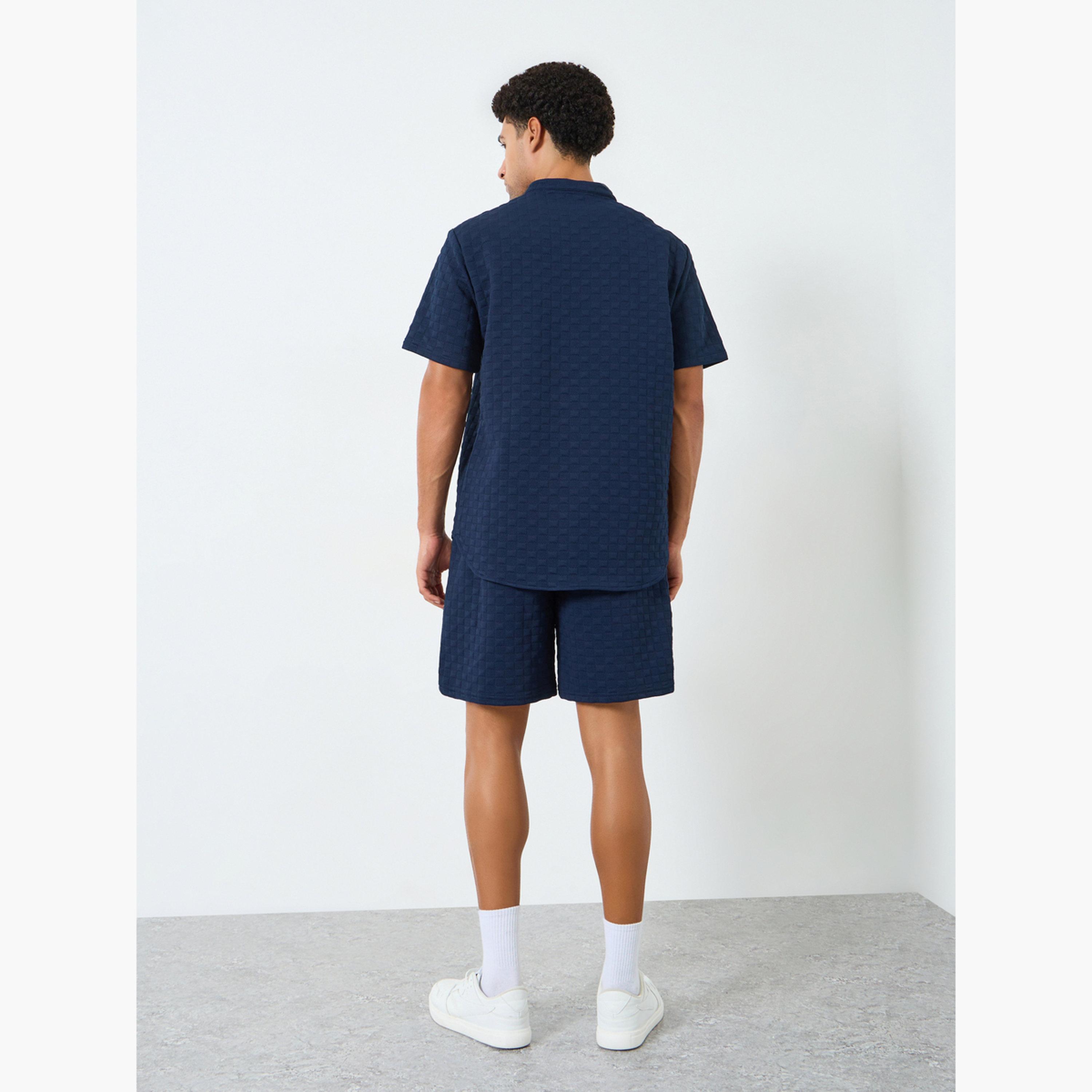 طقم قميص بملمس بارز وياقة قائمة وشورت للرجال-men-clothing-coordsets-image-3