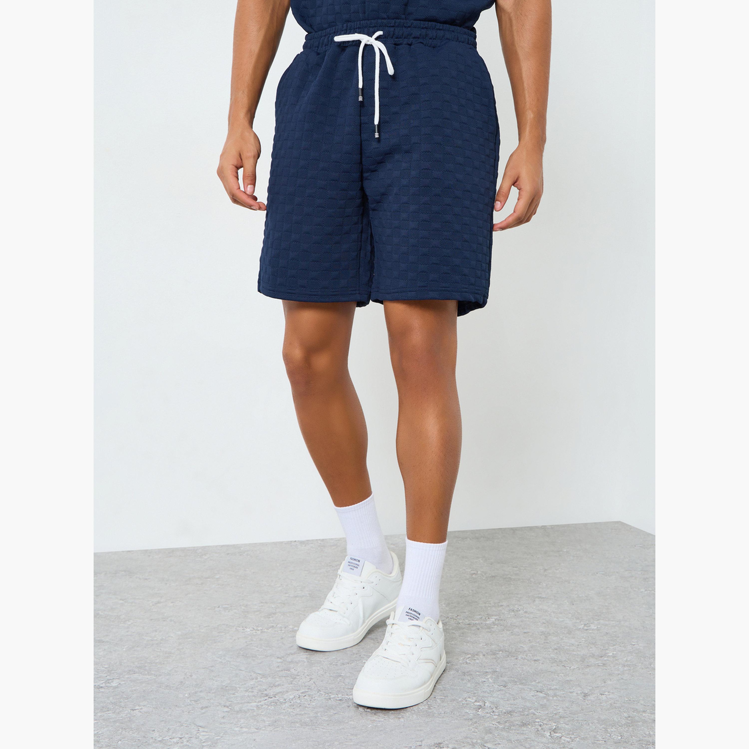 طقم قميص بملمس بارز وياقة قائمة وشورت للرجال-men-clothing-coordsets-image-4