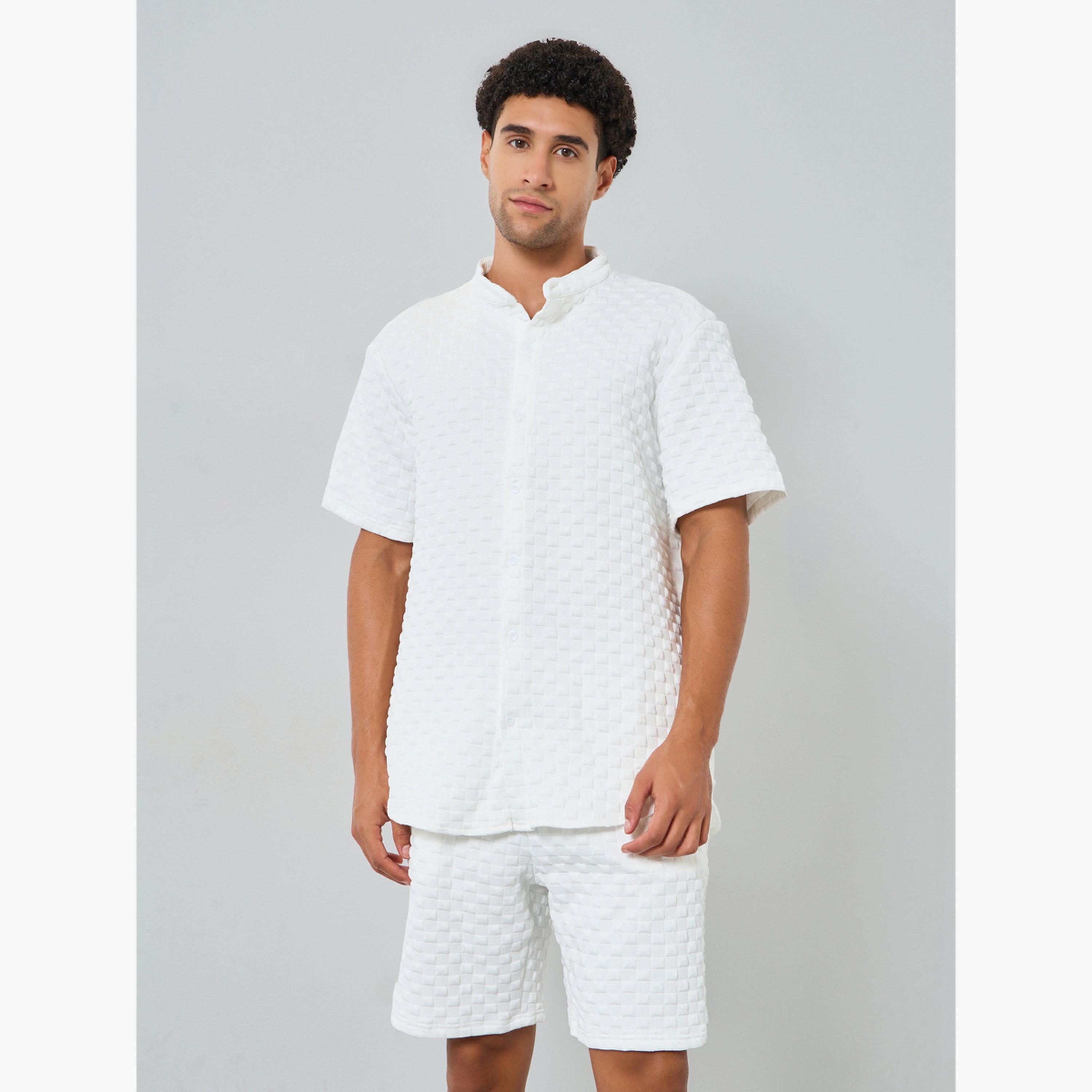 طقم قميص بملمس بارز وياقة قائمة وشورت للرجال-men-clothing-coordsets-image-2