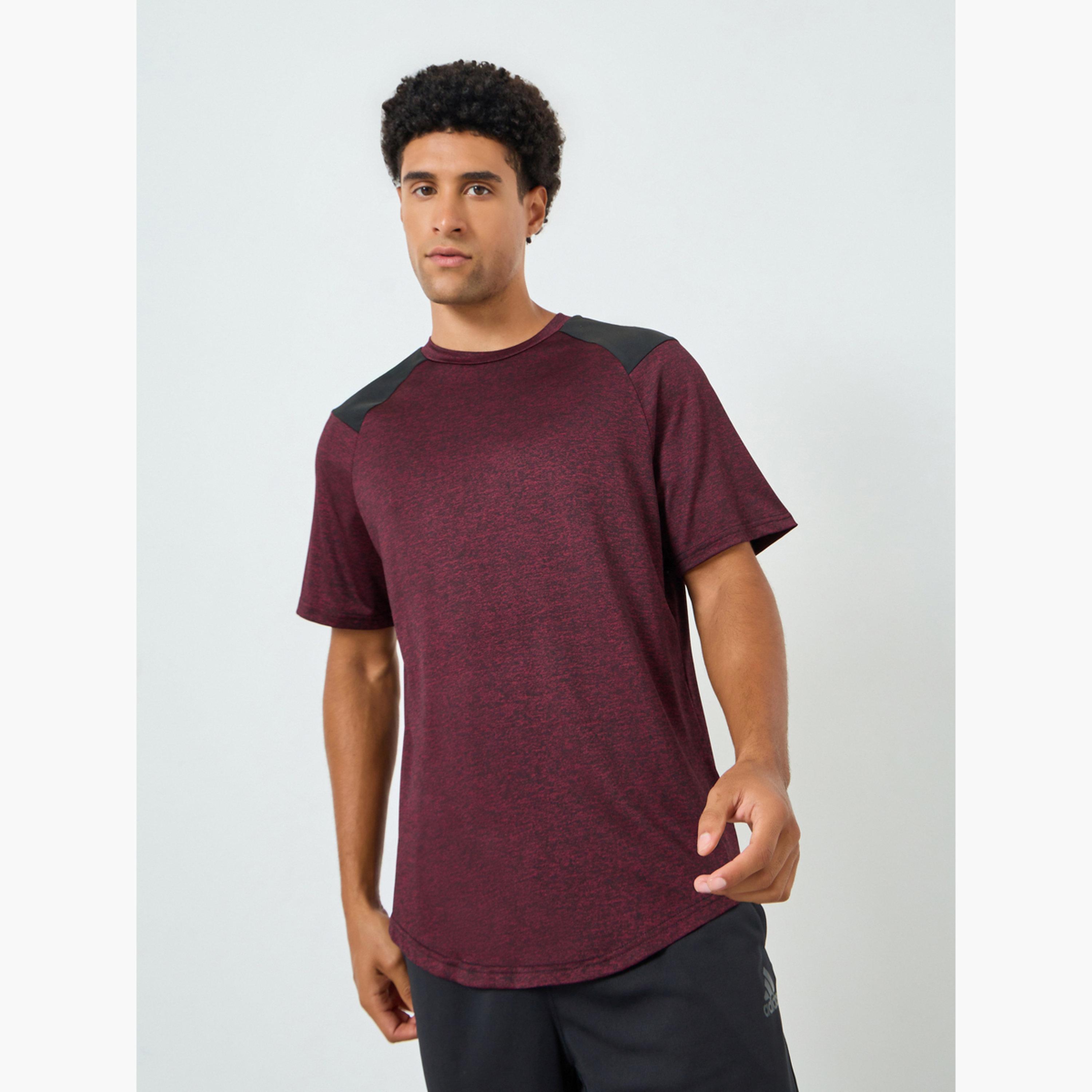 تيشيرت تدريب بحافة سكوب وأكتاف متباينة-men-clothing-sportswearandactivewear-tshirtsandpolos-image-1
