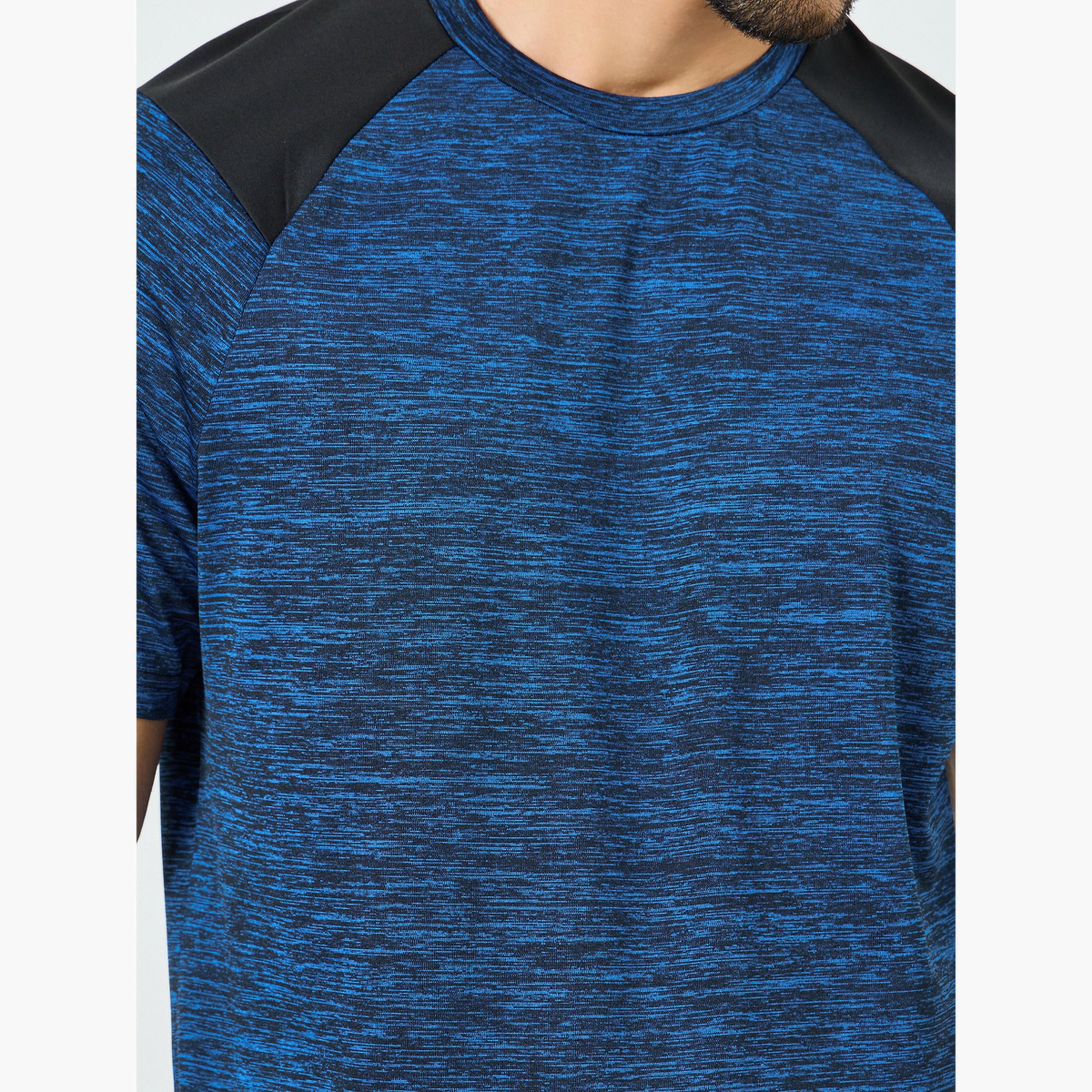 تيشيرت تدريب بحافة سكوب وأكتاف متباينة-men-clothing-sportswearandactivewear-tshirtsandpolos-image-3