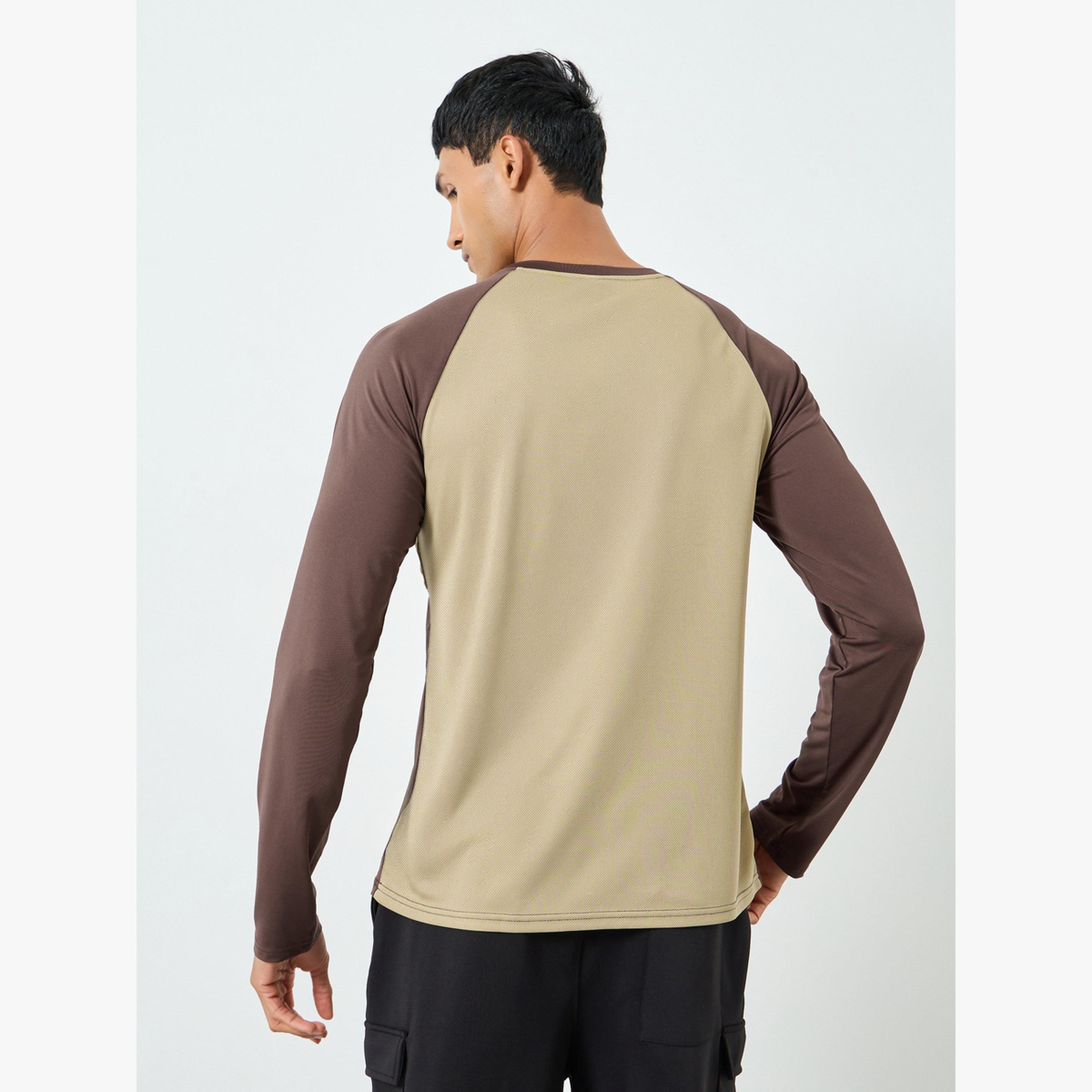 بلوزة تدريب بأكمام طويلة وأجزاء مباينة-men-clothing-sportswearandactivewear-tshirtsandpolos-image-4