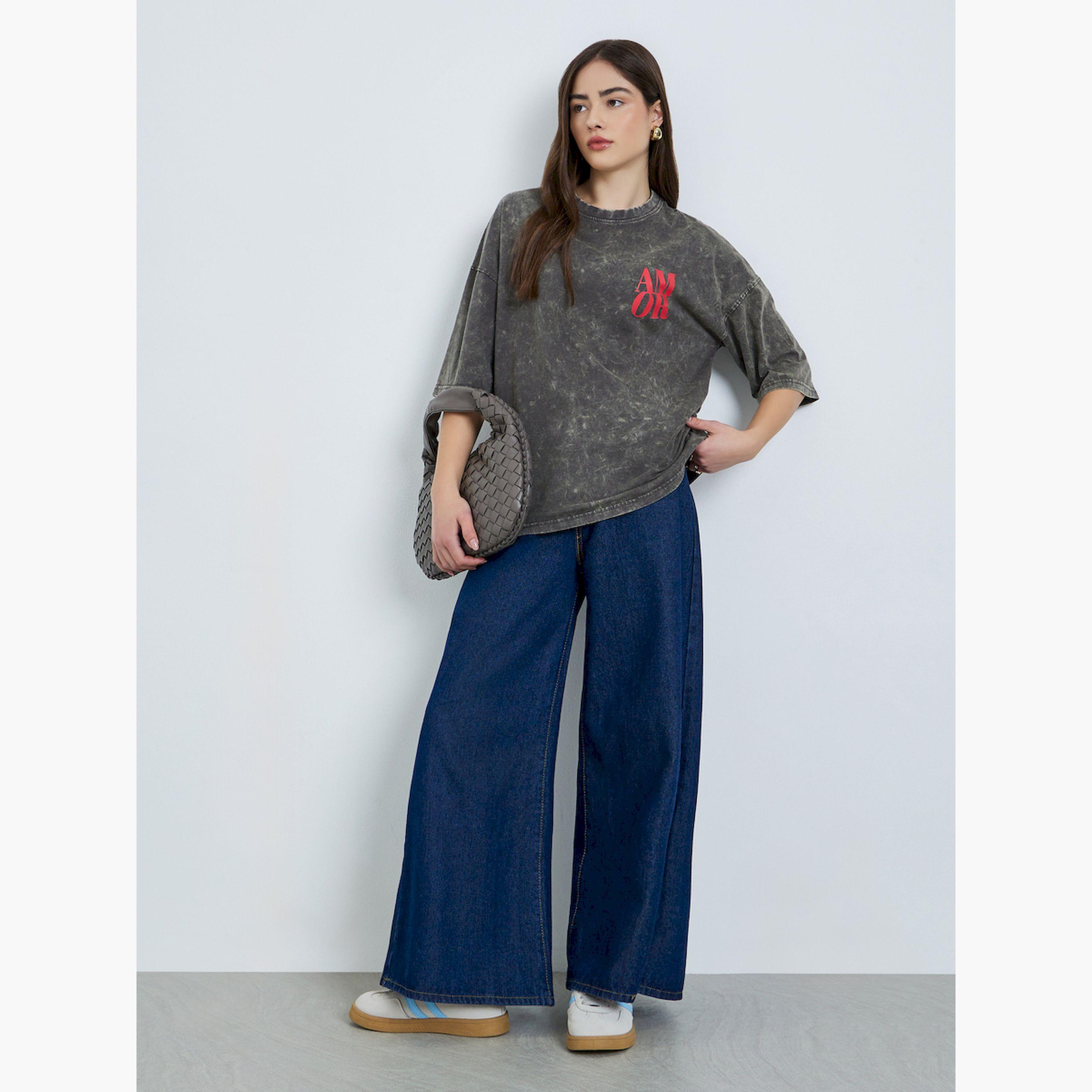 تيشيرت بنمط باهت وقصة واسعة-women-clothing-tshirts-image-2