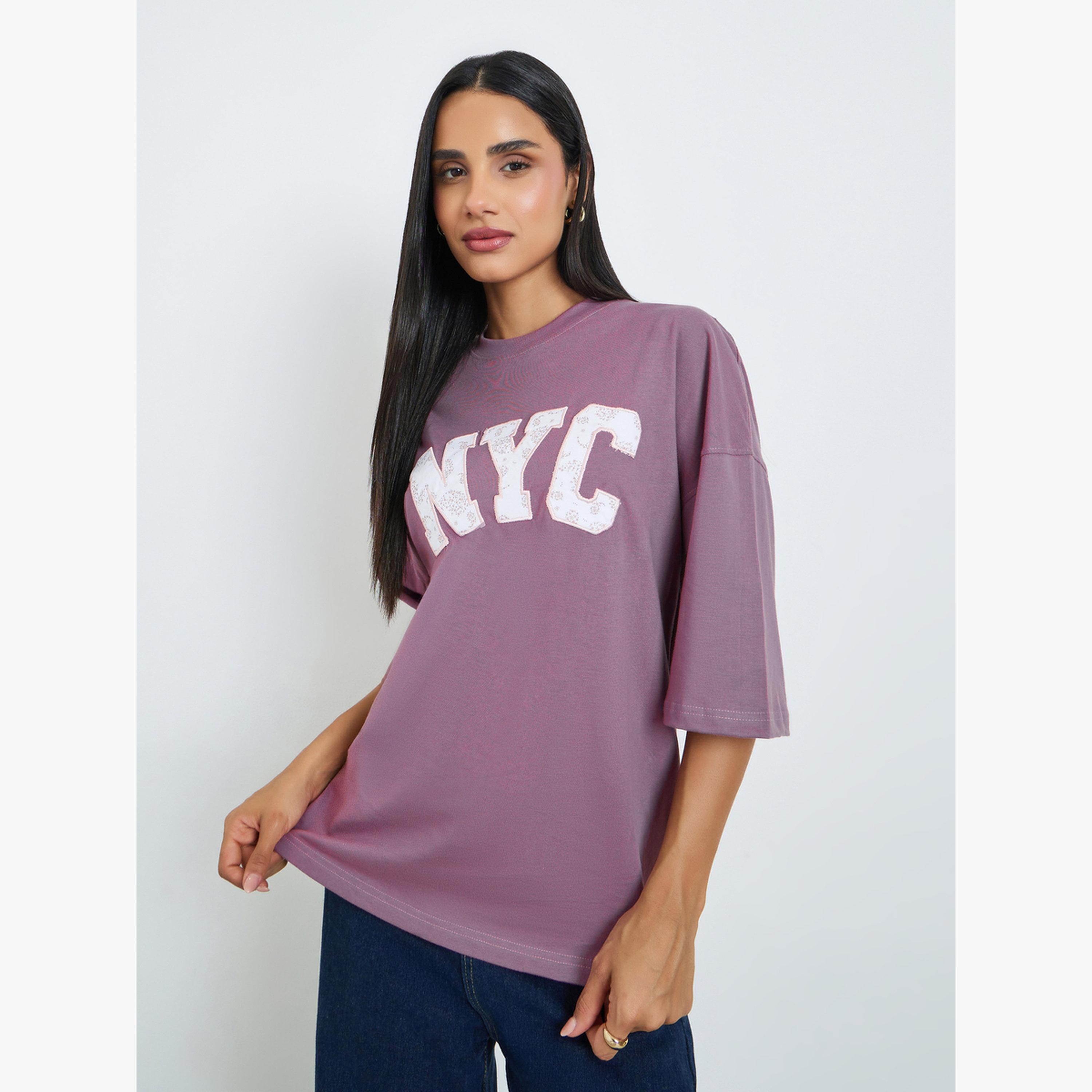 تيشيرت قطن 100% بقصة واسعة وطبعة شعار وتطريز على الحواف-women-clothing-tshirts-image-1
