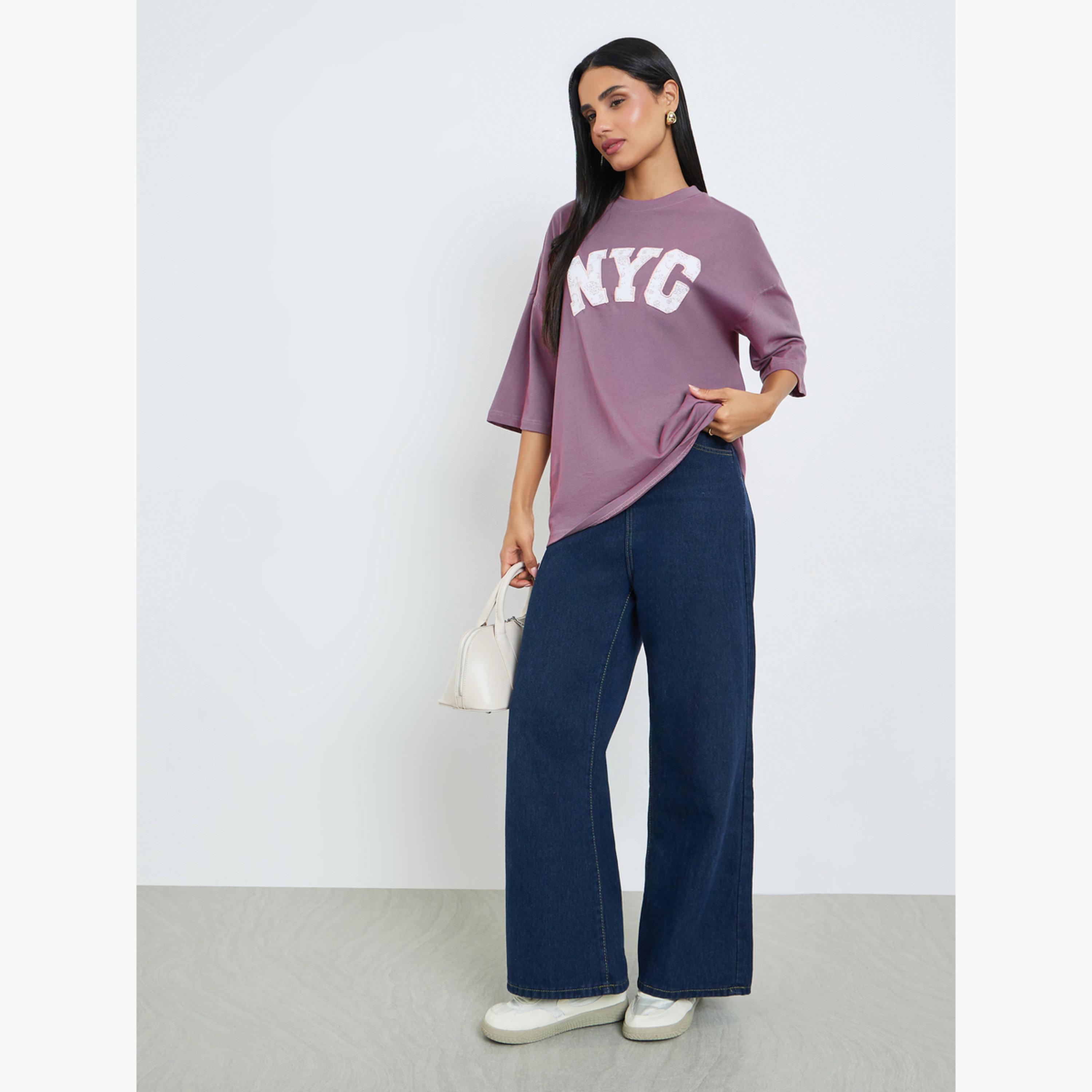 تيشيرت قطن 100% بقصة واسعة وطبعة شعار وتطريز على الحواف-women-clothing-tshirts-image-2
