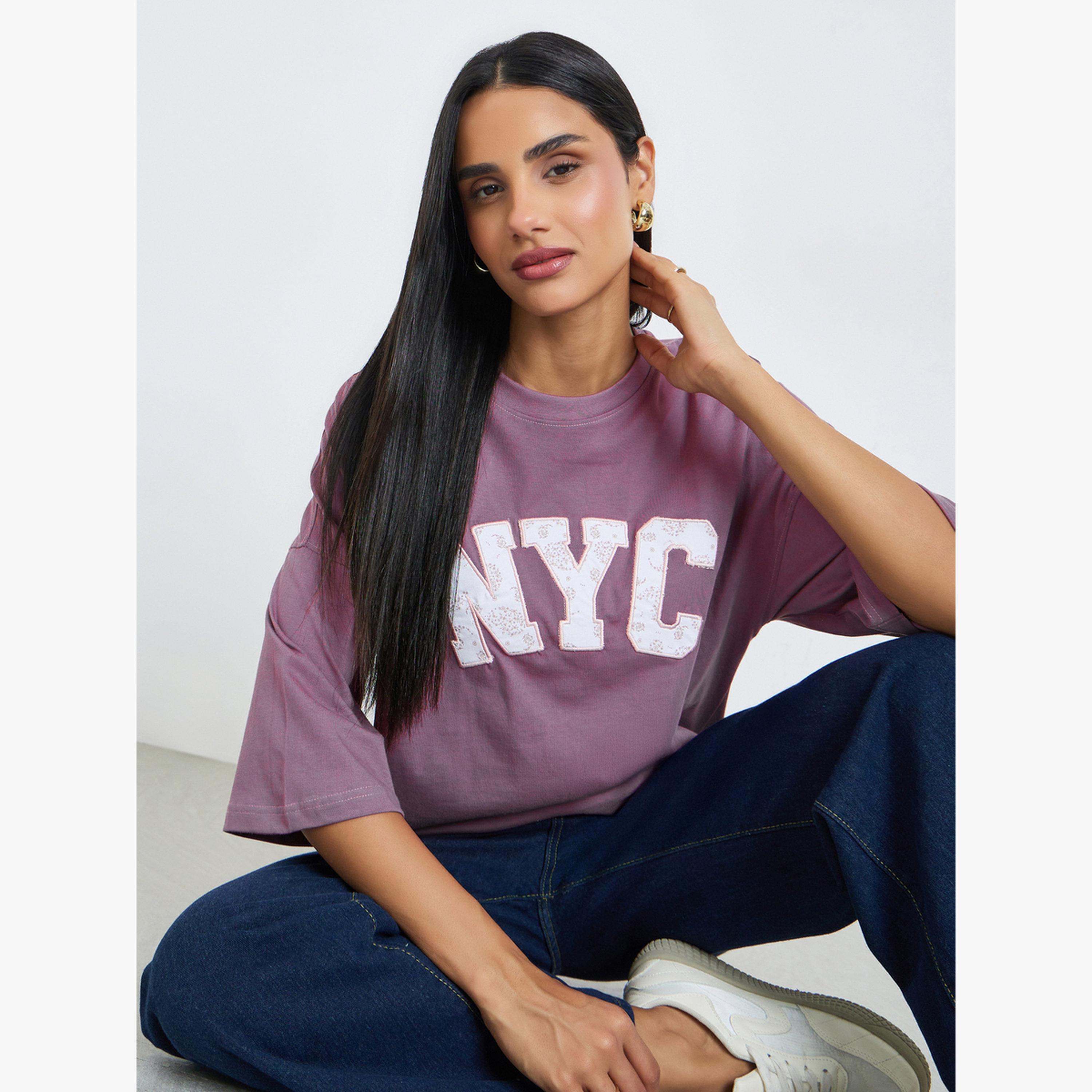 تيشيرت قطن 100% بقصة واسعة وطبعة شعار وتطريز على الحواف-women-clothing-tshirts-image-3