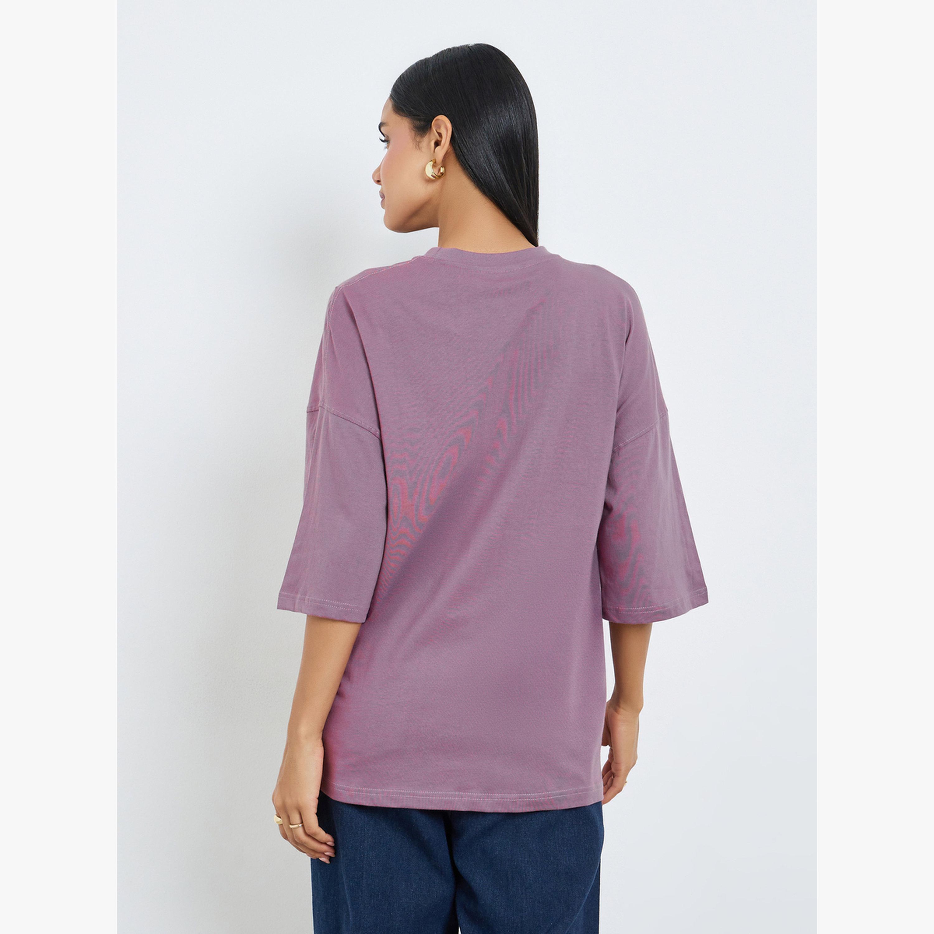 تيشيرت قطن 100% بقصة واسعة وطبعة شعار وتطريز على الحواف-women-clothing-tshirts-image-4