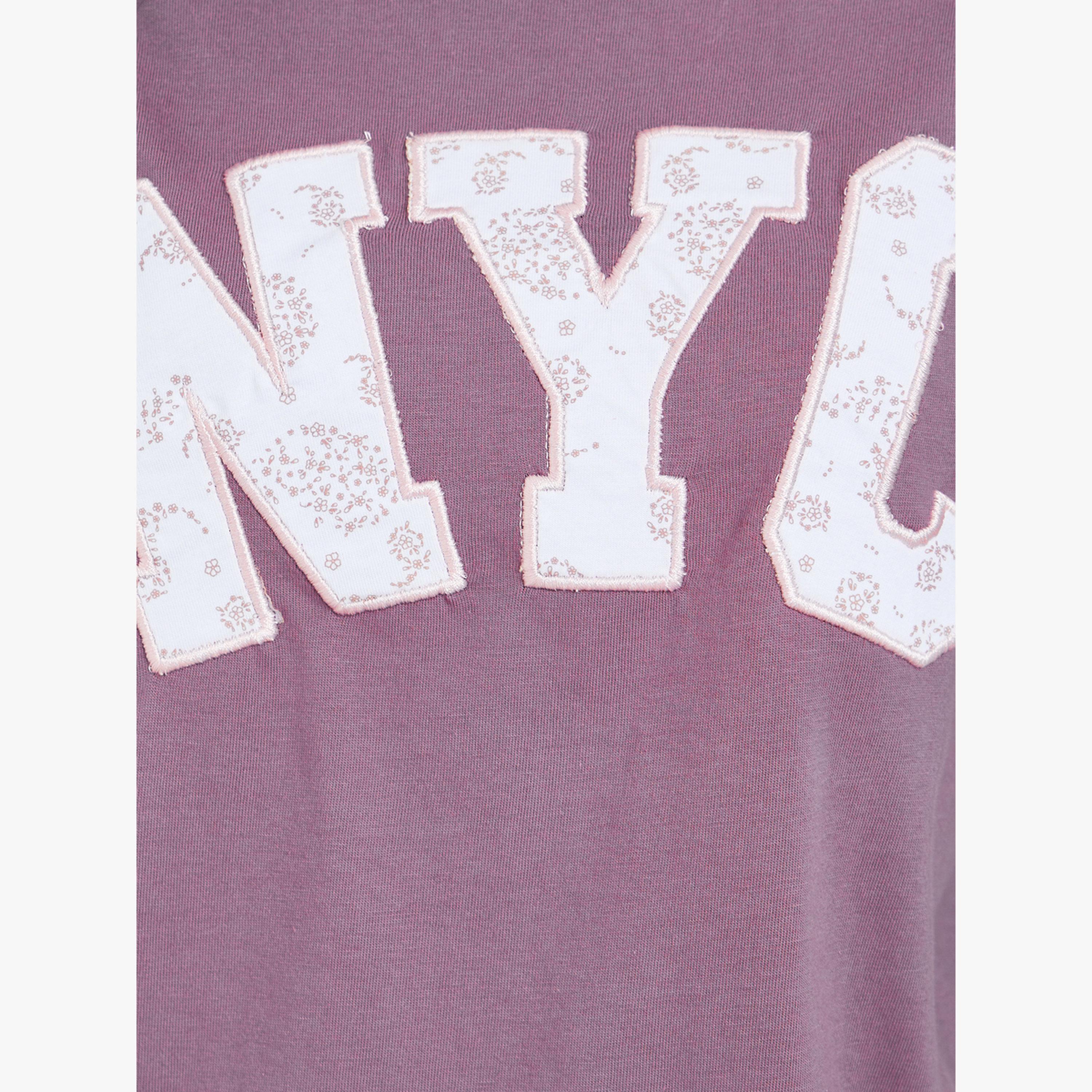 تيشيرت قطن 100% بقصة واسعة وطبعة شعار وتطريز على الحواف-women-clothing-tshirts-image-5