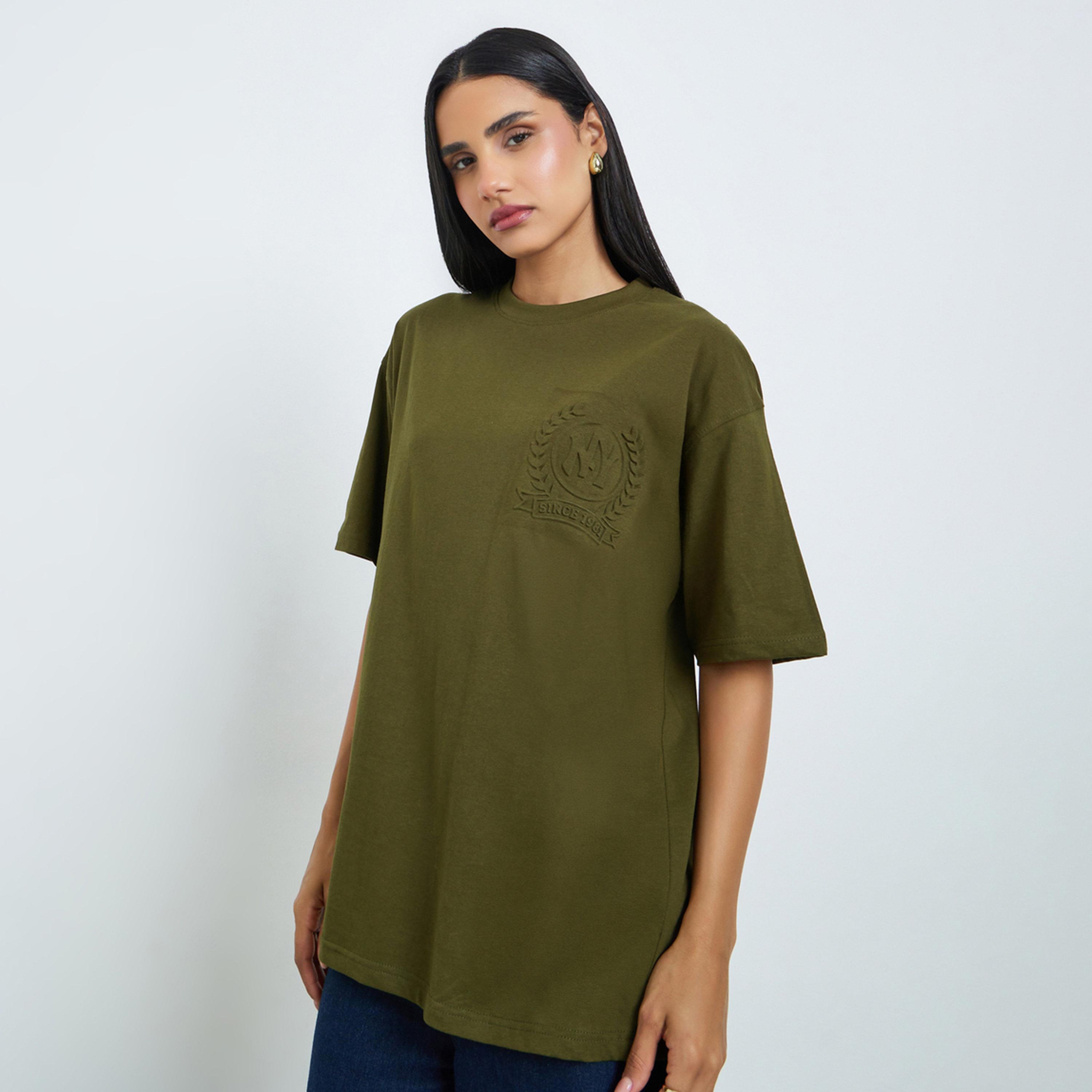 تيشيرت قطن 100% بقصة واسعة وطبعة شعار بارز-women-clothing-tshirts-image-1