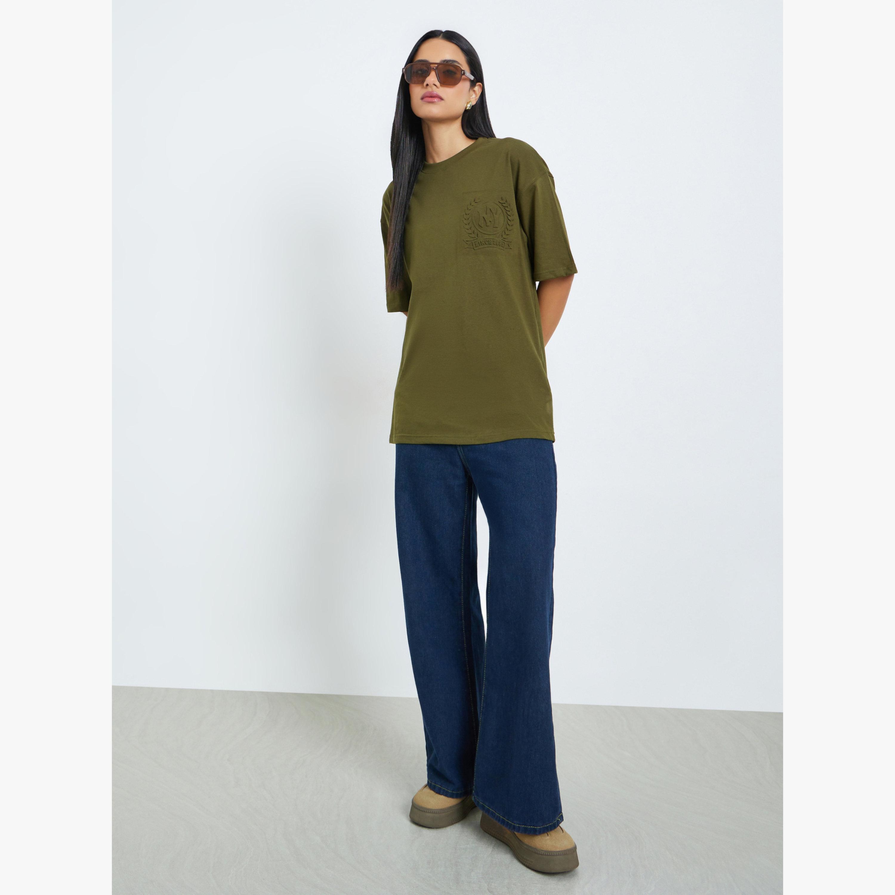 تيشيرت قطن 100% بقصة واسعة وطبعة شعار بارز-women-clothing-tshirts-image-2