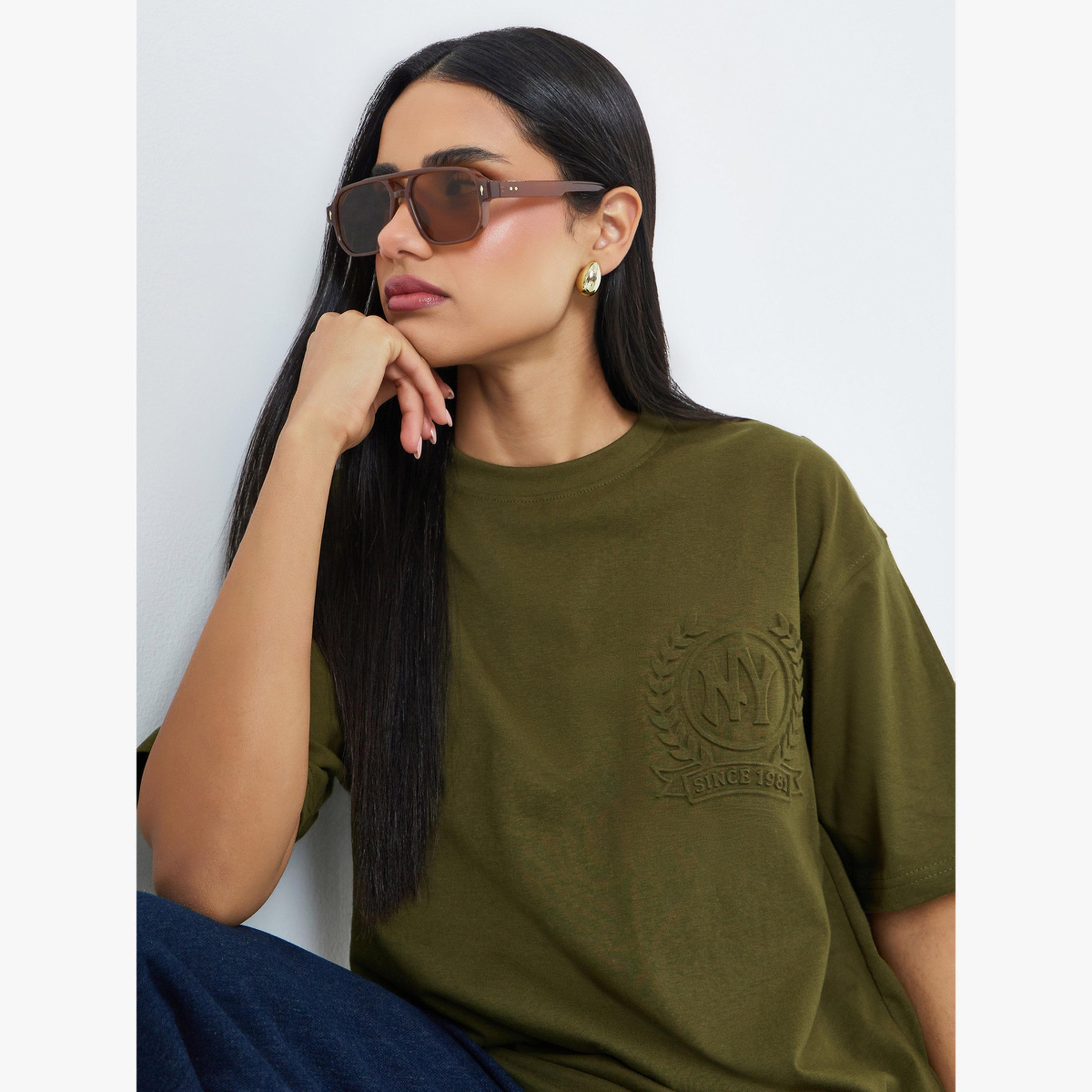 تيشيرت قطن 100% بقصة واسعة وطبعة شعار بارز-women-clothing-tshirts-image-3