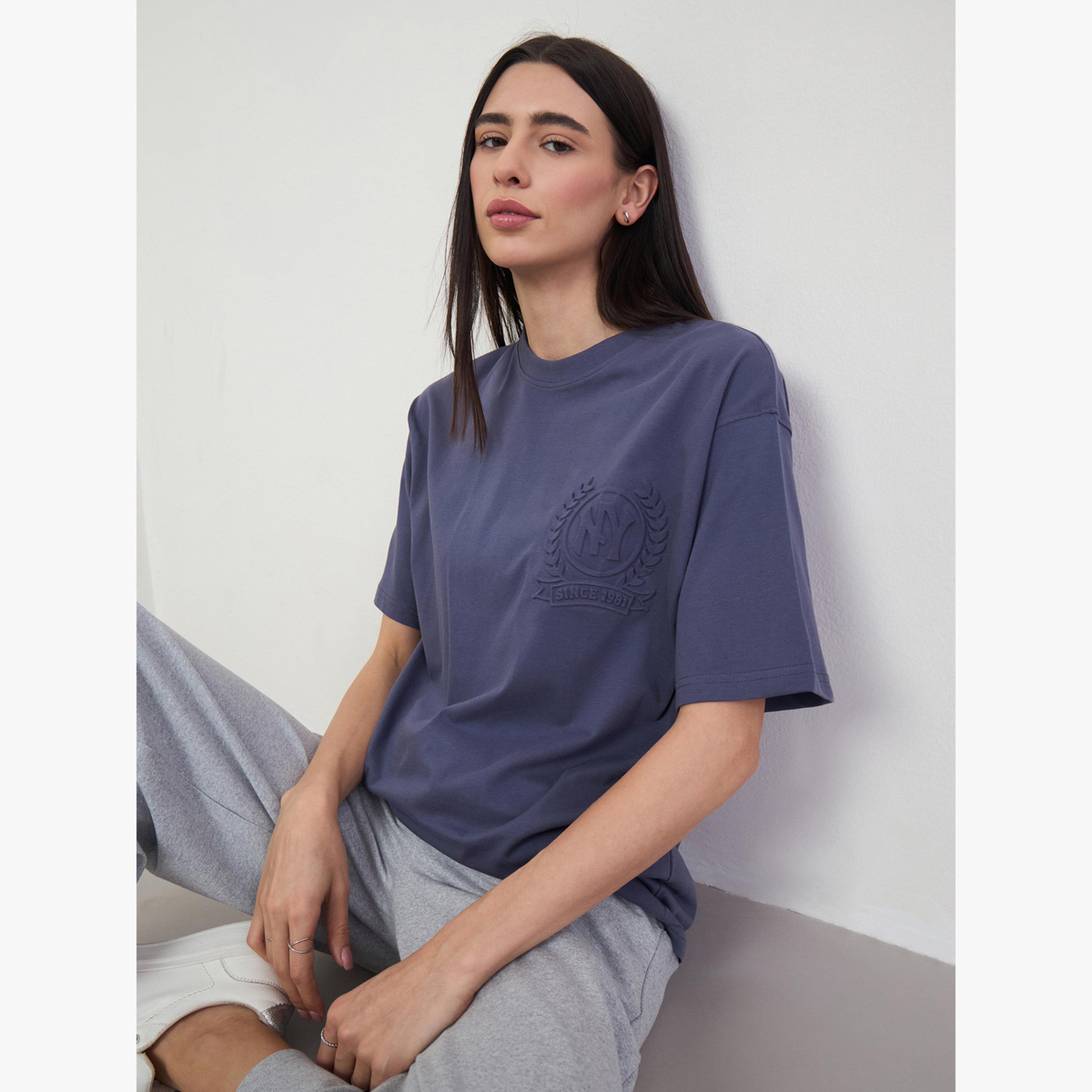 تيشيرت محبوك بشعار مطرز-women-clothing-tshirts-image-3