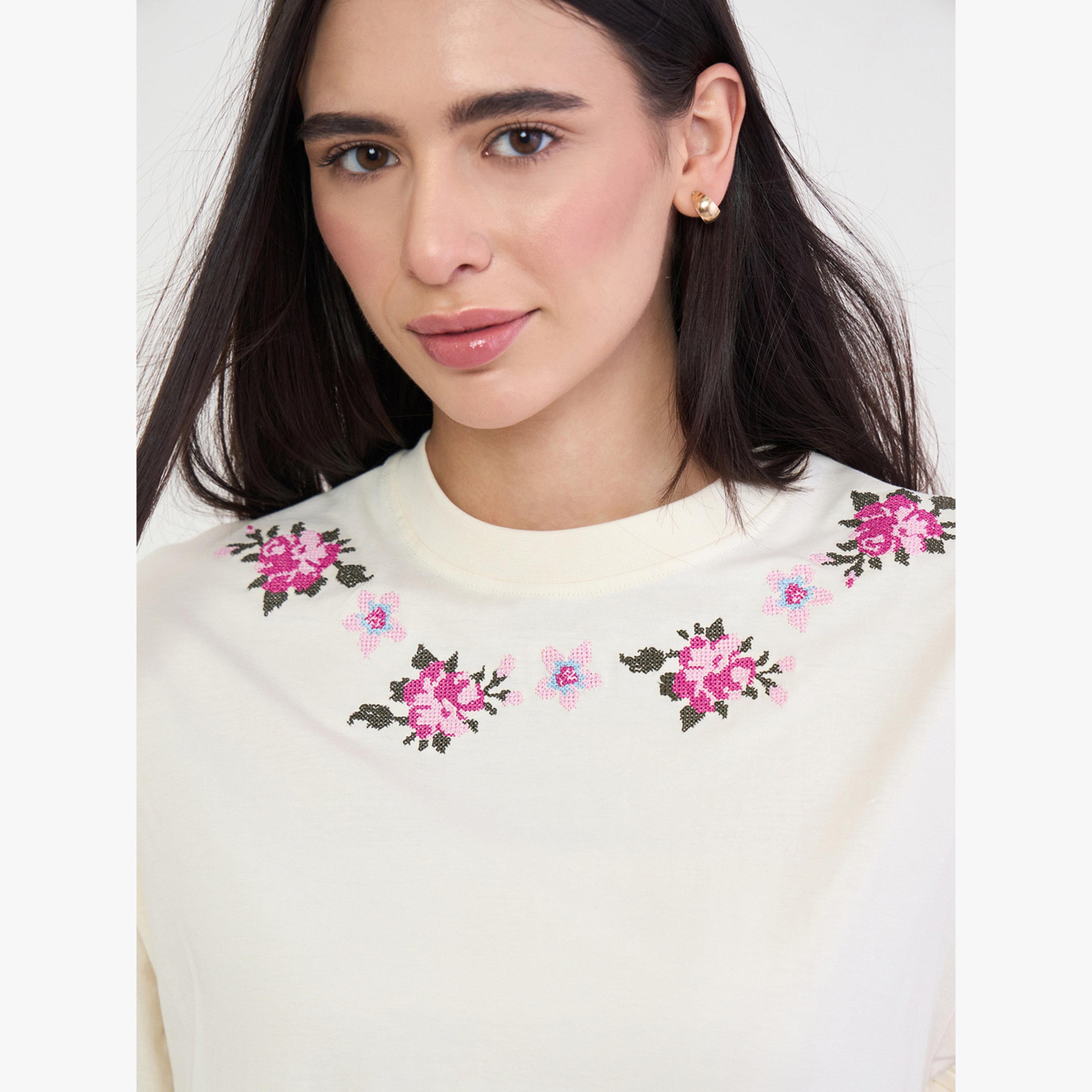 تيشيرت واسع بطبعة زهور وتطريز-women-clothing-tshirts-image-5