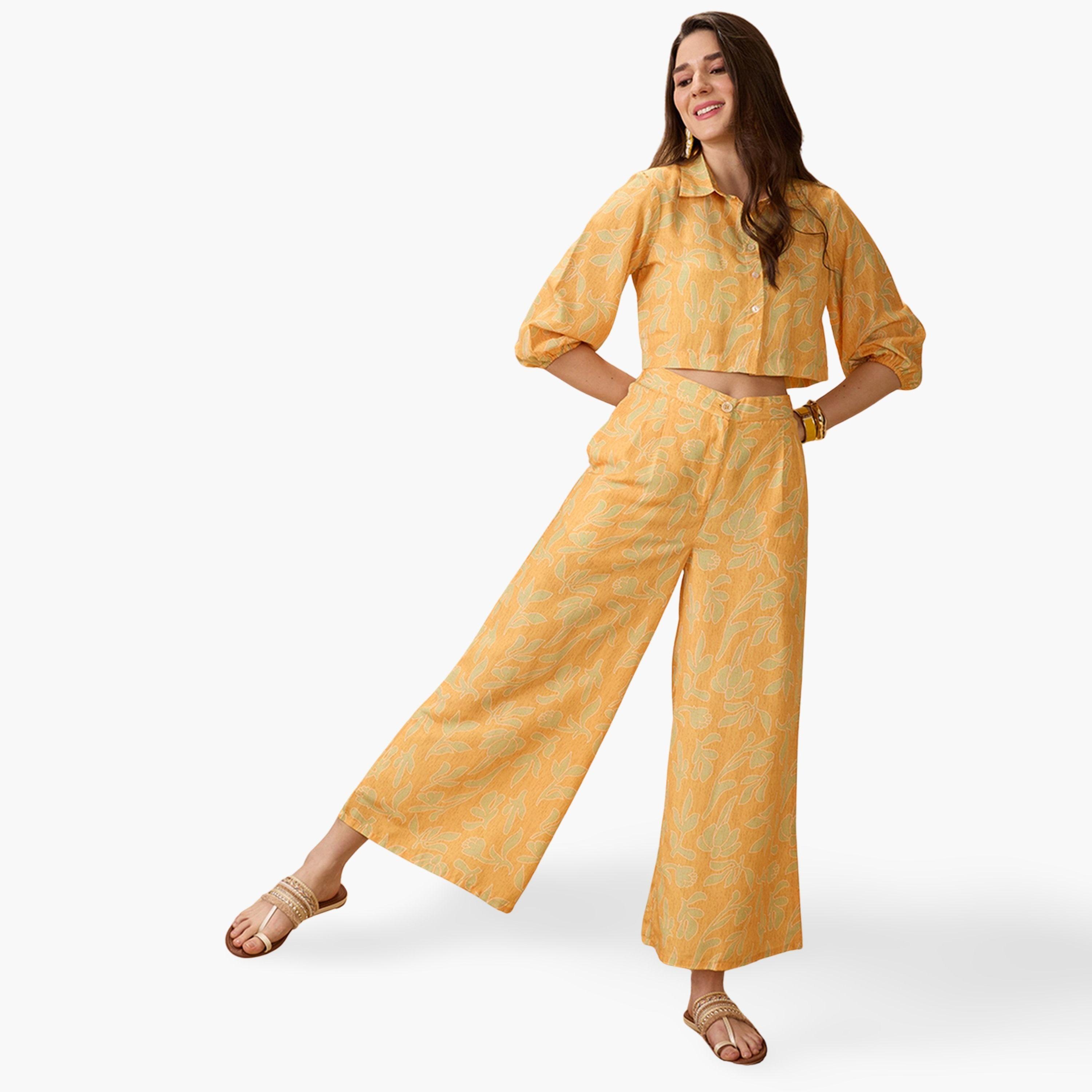 طقم منسق من بلوزة قصيرة مطبع وبنطال بأرجل واسعة-women-clothing-coordsets-image-1