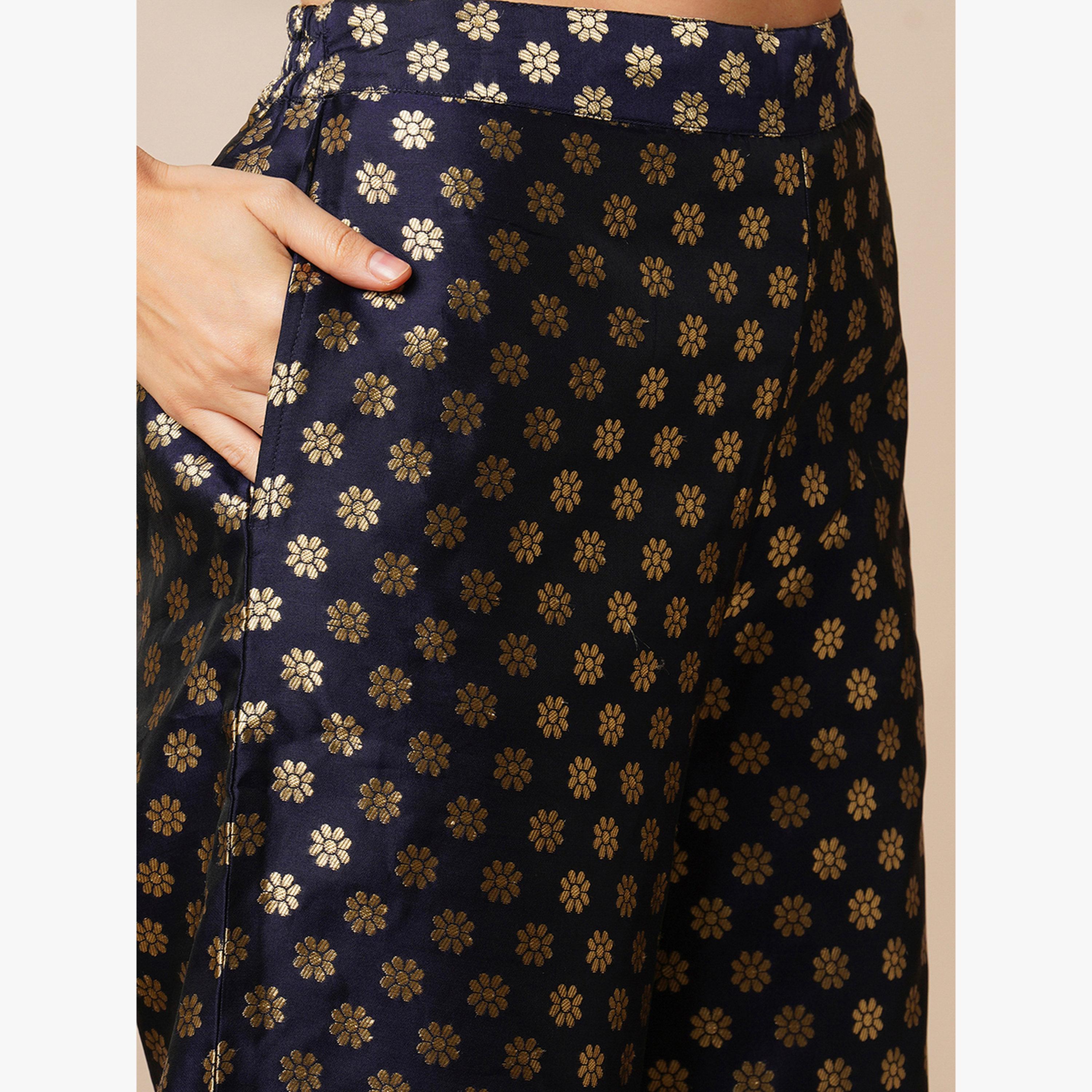 طقم منسق من بلوزة بونشو بتفاصيل دانتيل وبنطال بطبعة رقائق معدنية-women-clothing-coordsets-image-5