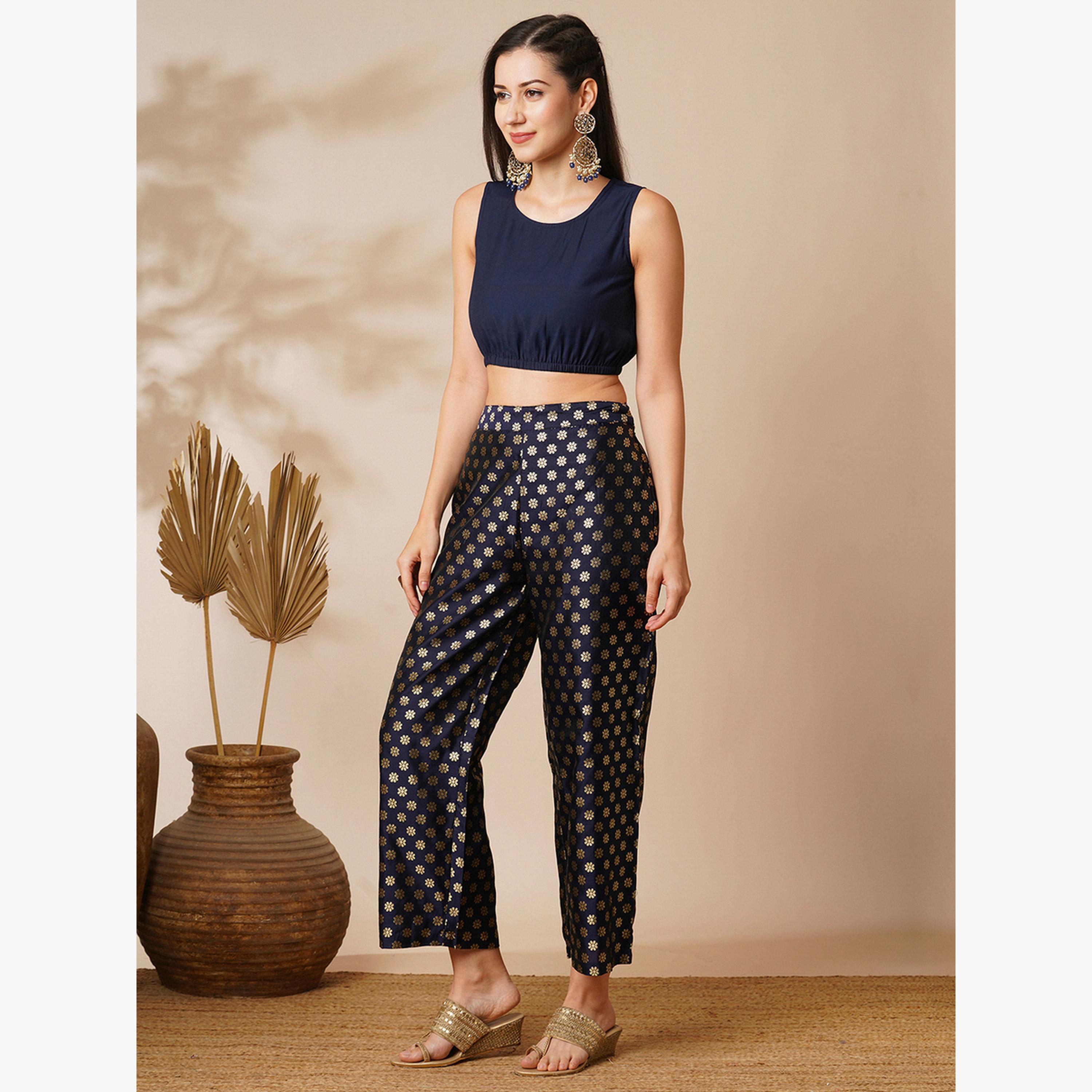 طقم منسق من بلوزة بونشو بتفاصيل دانتيل وبنطال بطبعة رقائق معدنية-women-clothing-coordsets-image-6
