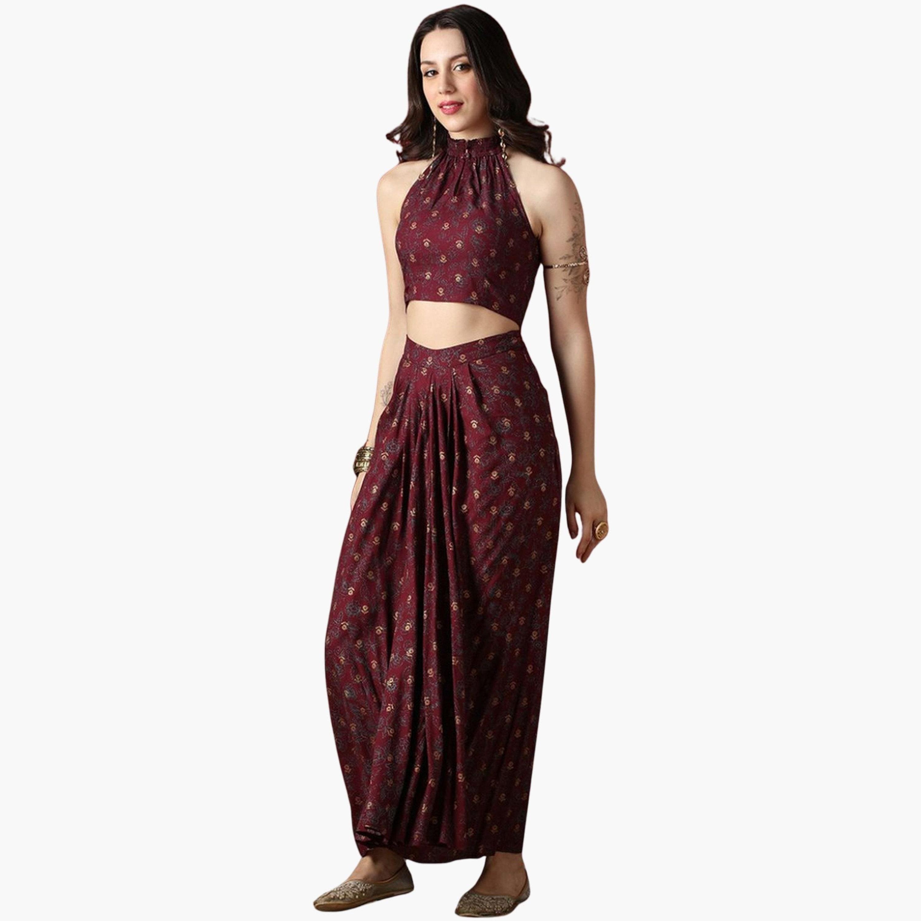 طقم منسق من بلوزة قصيرة بياقة هولتر وتنورة طويلة بكسرات-women-clothing-coordsets-image-1