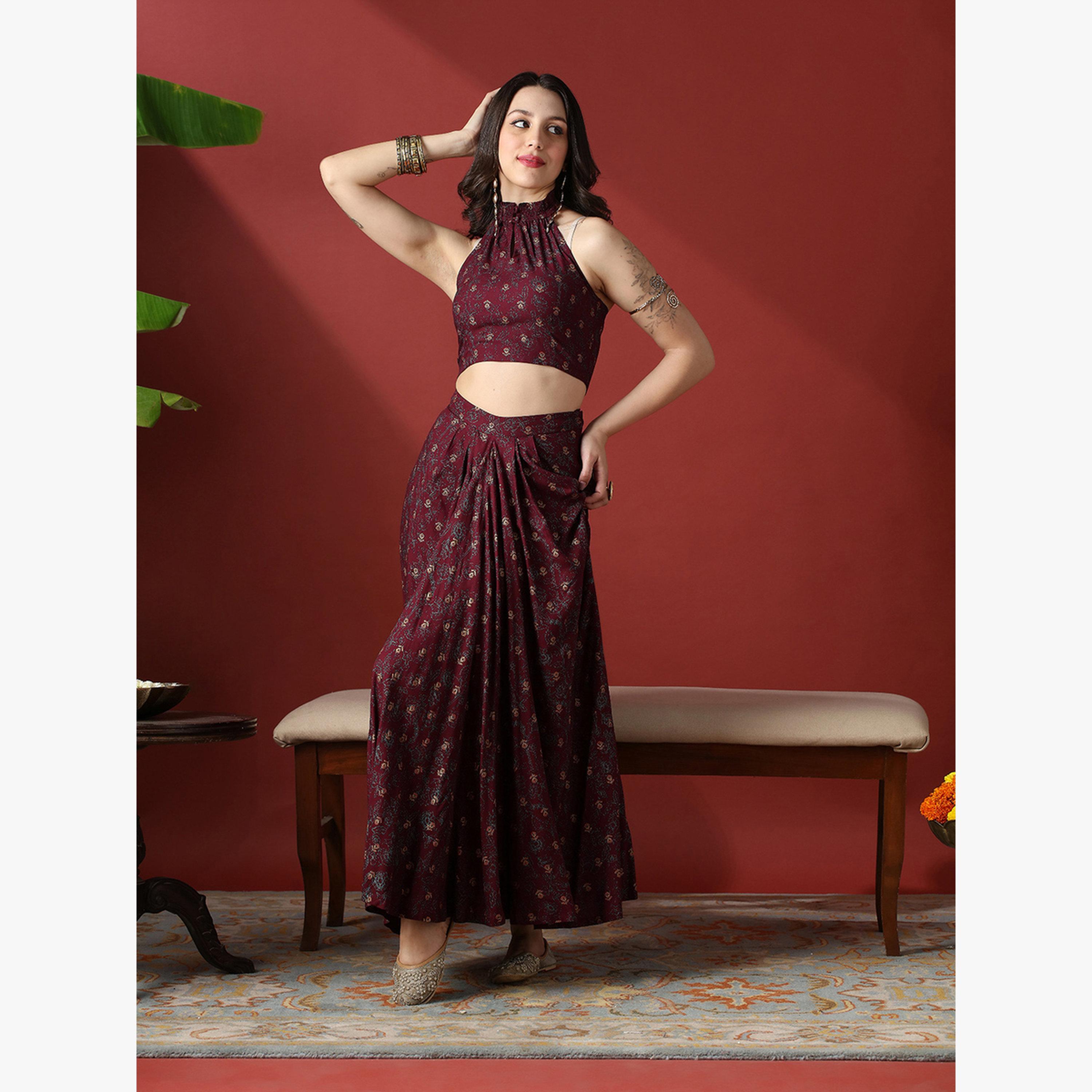 طقم منسق من بلوزة قصيرة بياقة هولتر وتنورة طويلة بكسرات-women-clothing-coordsets-image-2