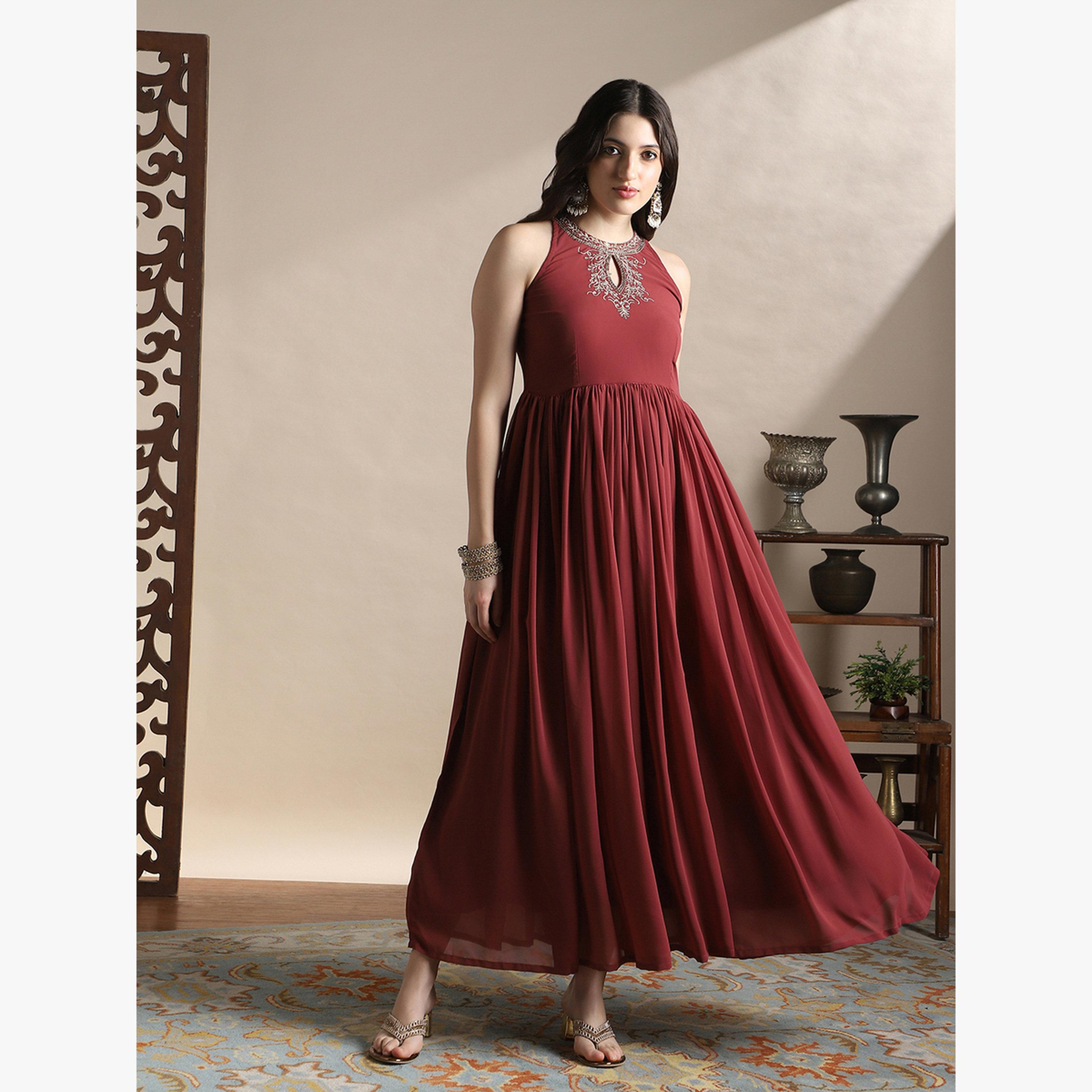 فستان طويل بياقة هولتر بشق وتفاصيل مُطرّزة-women-clothing-dresses-image-2