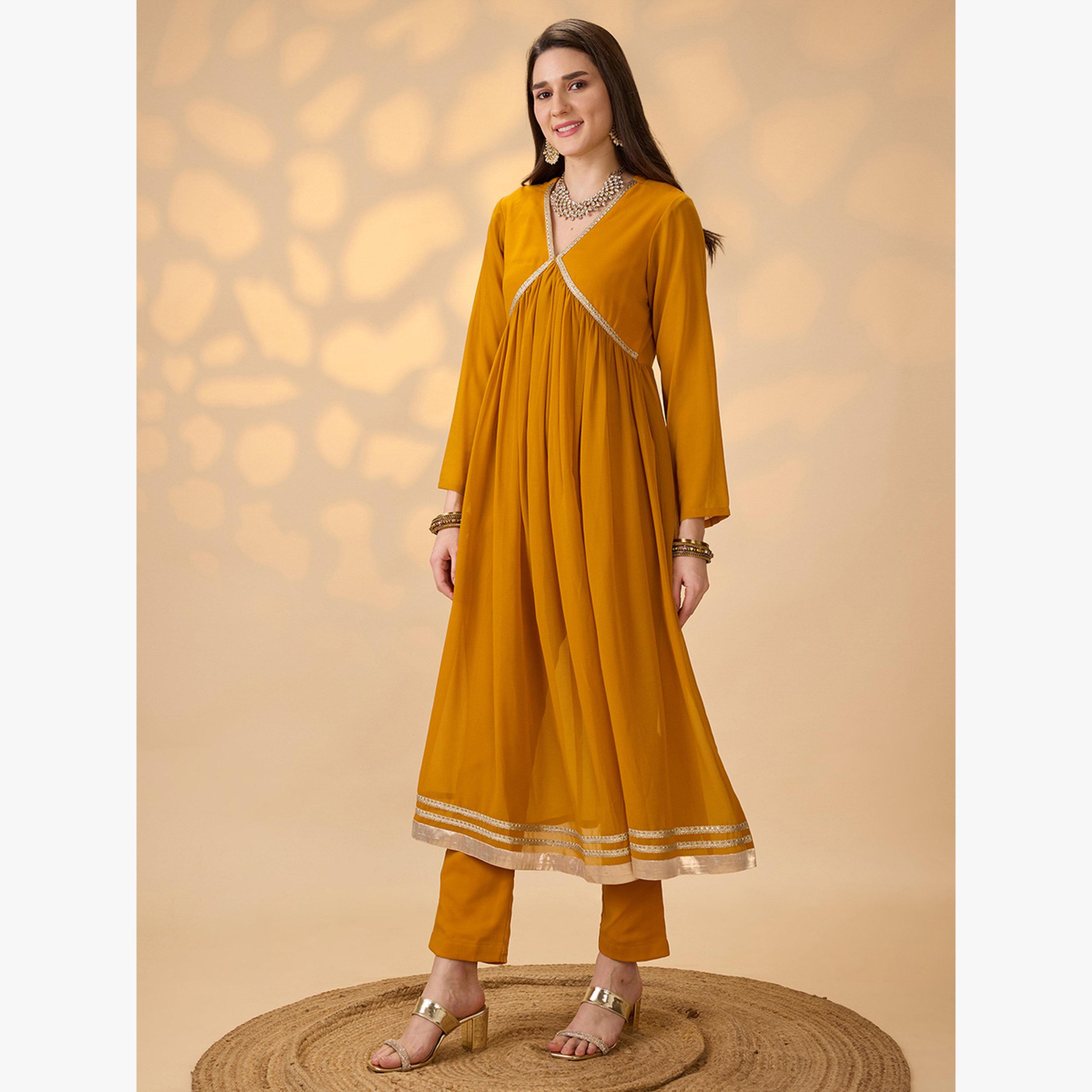 طقم كورتا بقصة علياء مزينة بدانتيل جوتا باتي مع بنطال-women-clothing-ethnicwear-kurtasets-image-2