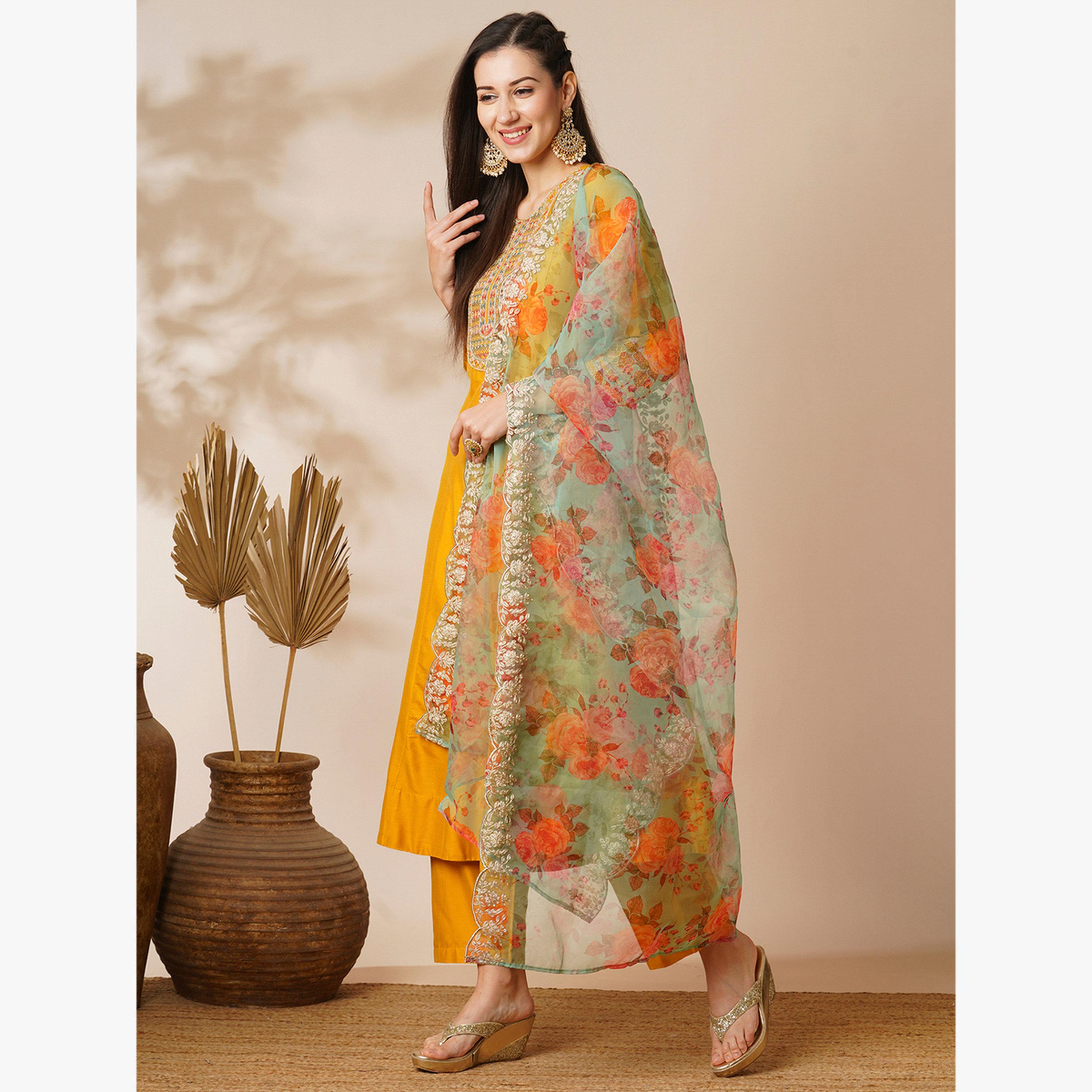طقم كورتا أناركلي احتفالية مطرزة عند الصدر مع بنطال وشيلة من الأورجانزا-women-clothing-ethnicwear-kurtasets-image-2