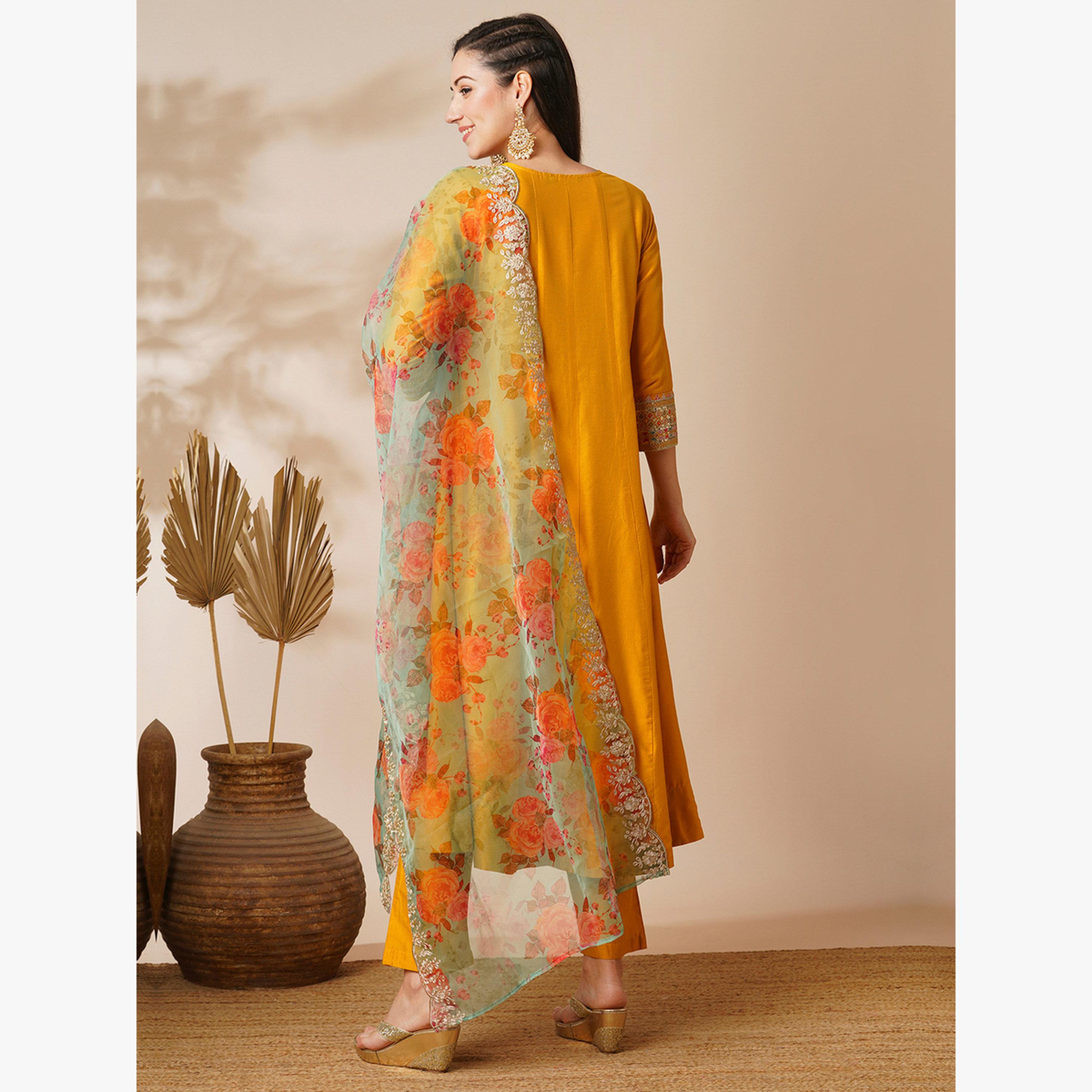 طقم كورتا أناركلي احتفالية مطرزة عند الصدر مع بنطال وشيلة من الأورجانزا-women-clothing-ethnicwear-kurtasets-image-3