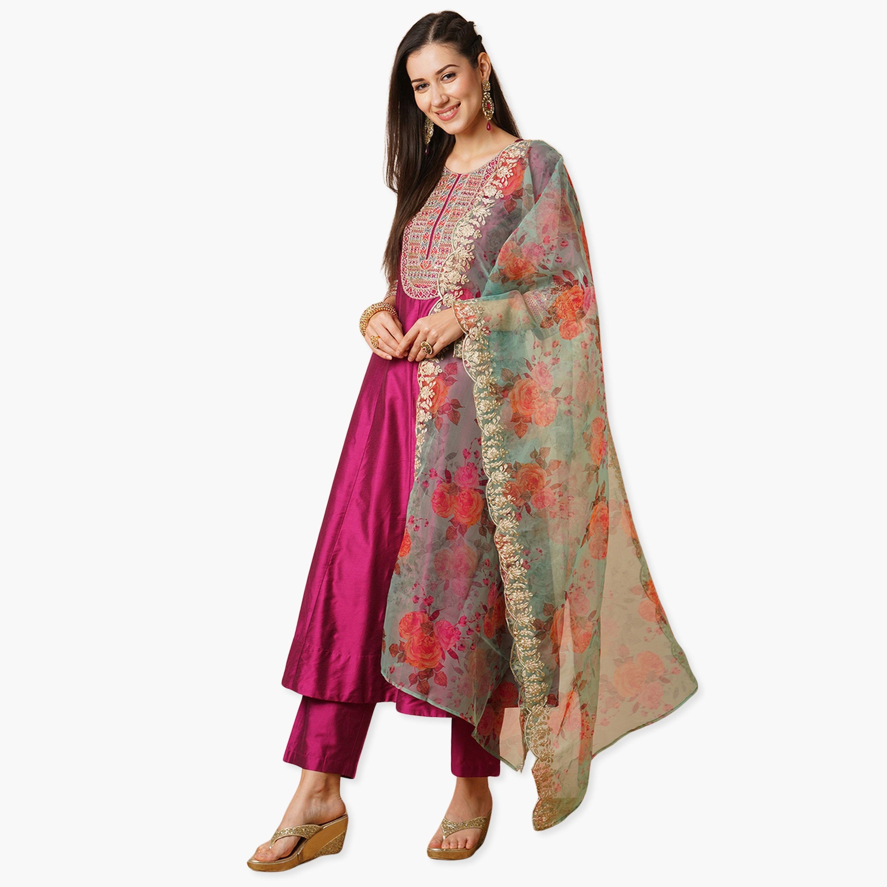 طقم كورتا أناركلي احتفالية مطرزة عند الصدر مع بنطال وشيلة من الأورجانزا-women-clothing-ethnicwear-kurtasets-image-1