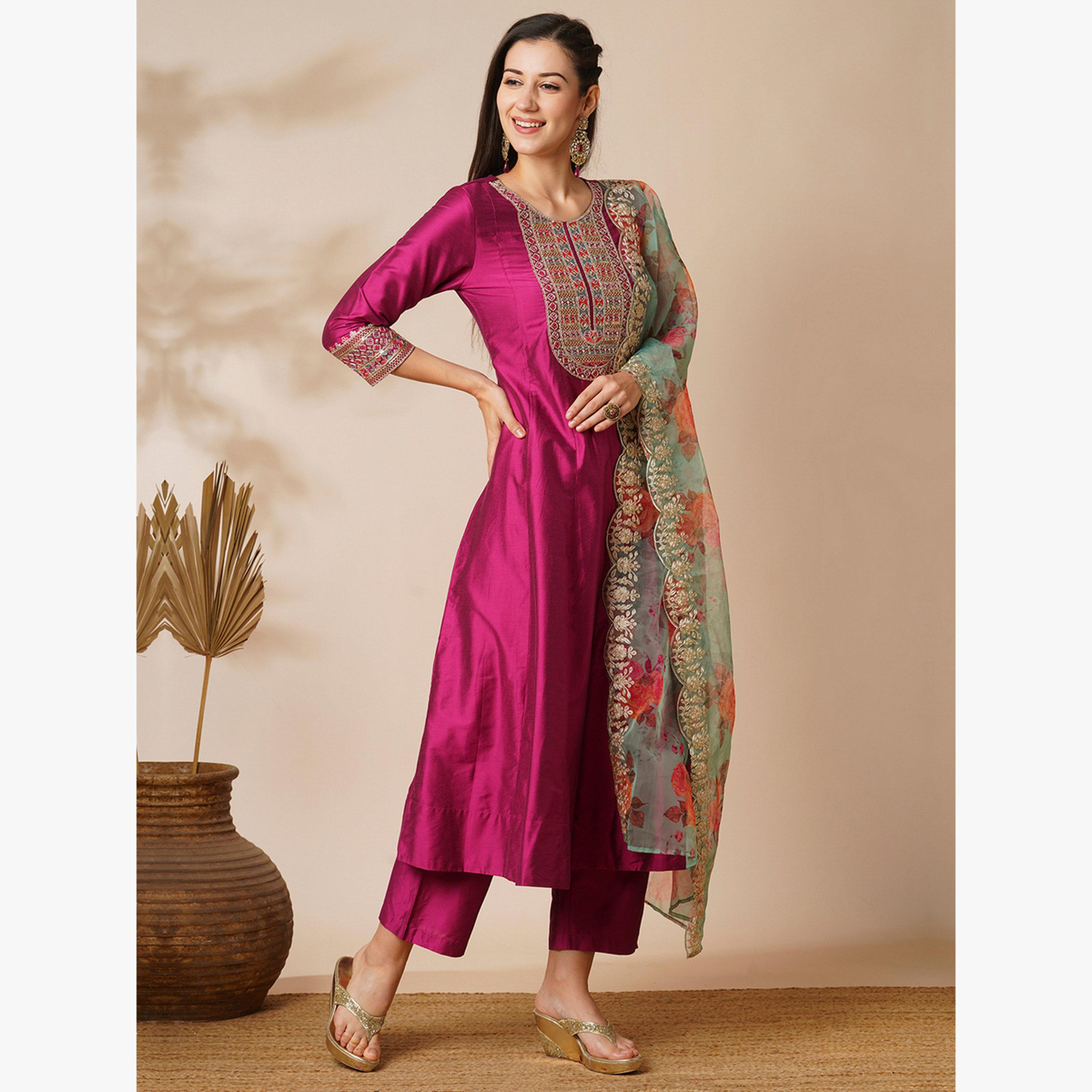 طقم كورتا أناركلي احتفالية مطرزة عند الصدر مع بنطال وشيلة من الأورجانزا-women-clothing-ethnicwear-kurtasets-image-2