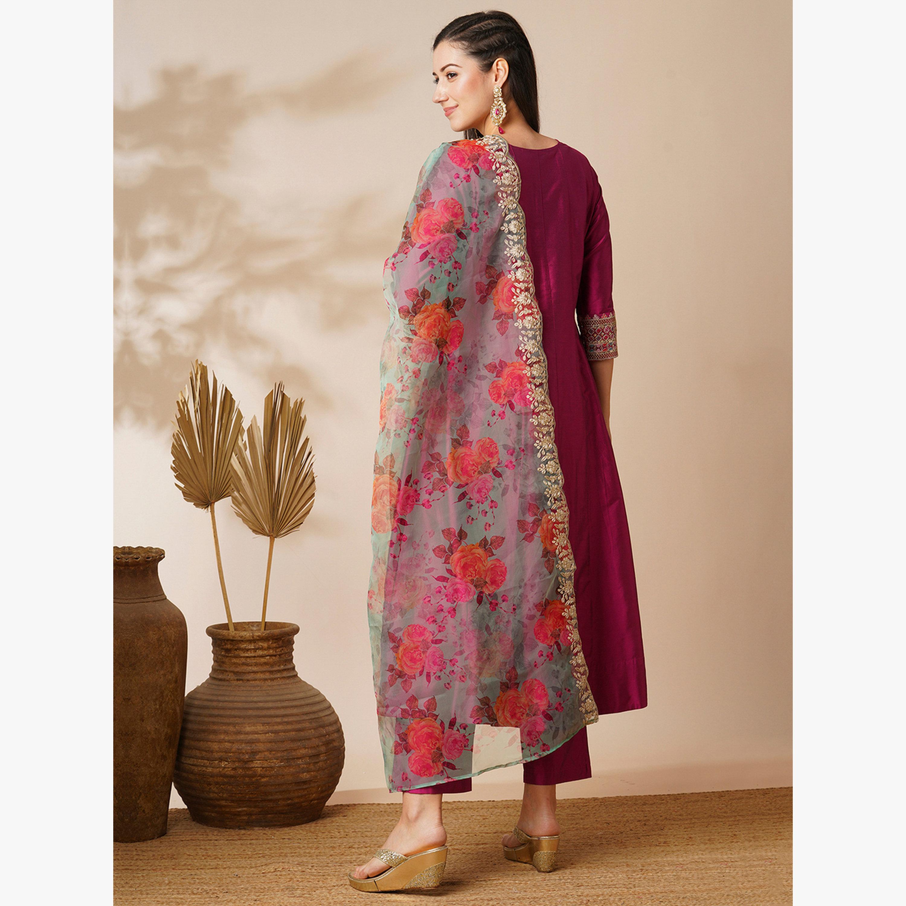 طقم كورتا أناركلي احتفالية مطرزة عند الصدر مع بنطال وشيلة من الأورجانزا-women-clothing-ethnicwear-kurtasets-image-3