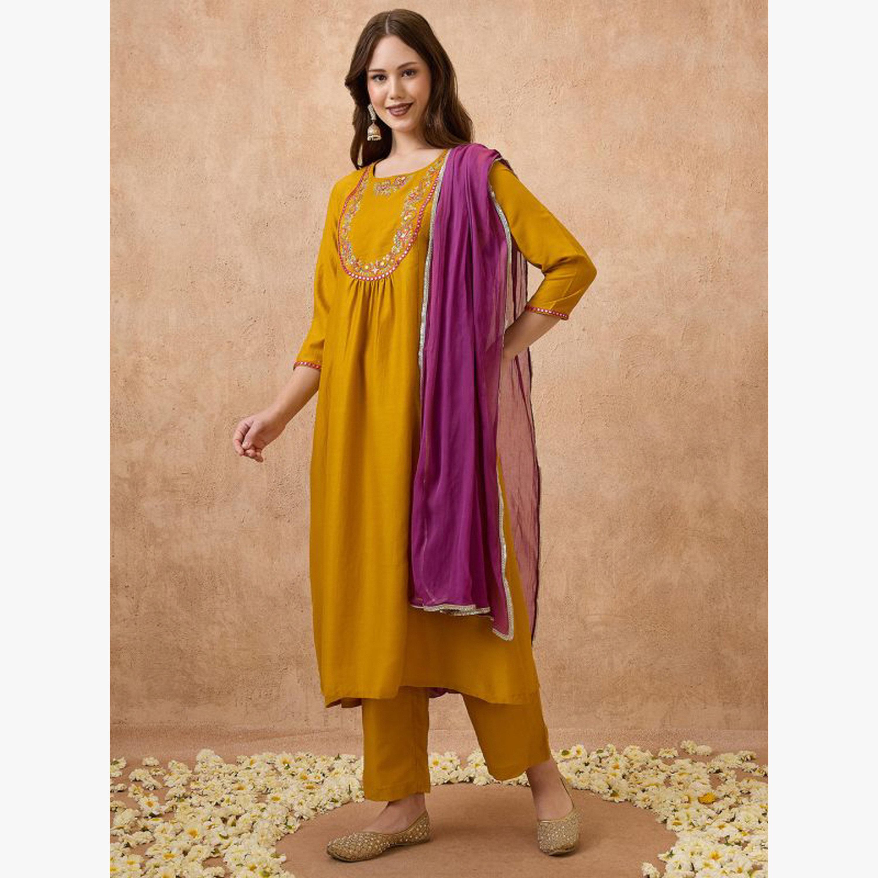 طقم كورتا احتفالية مطرزة بالترتر عند الصدر مع بنطال وشيلة-women-clothing-ethnicwear-kurtasets-image-2