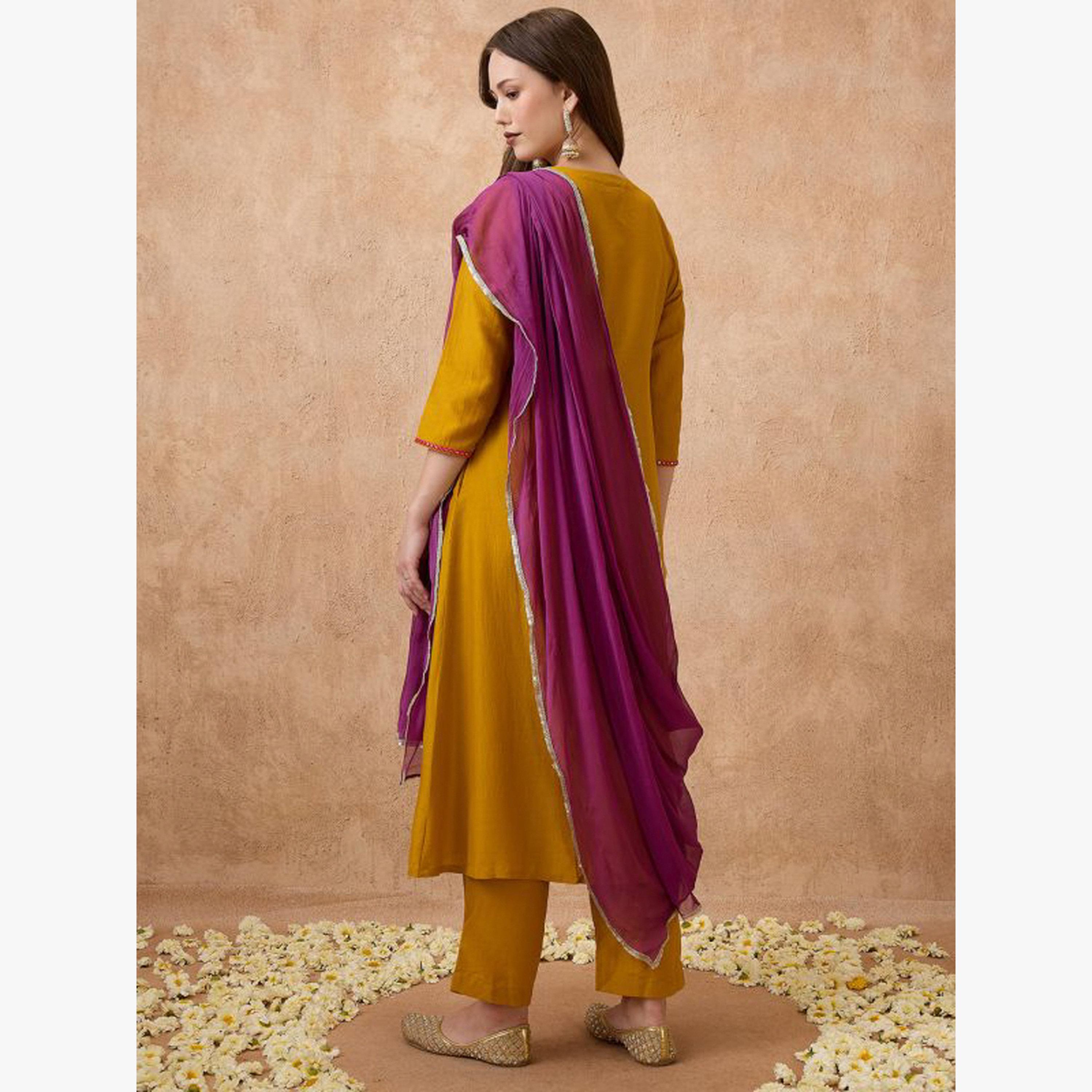 طقم كورتا احتفالية مطرزة بالترتر عند الصدر مع بنطال وشيلة-women-clothing-ethnicwear-kurtasets-image-3