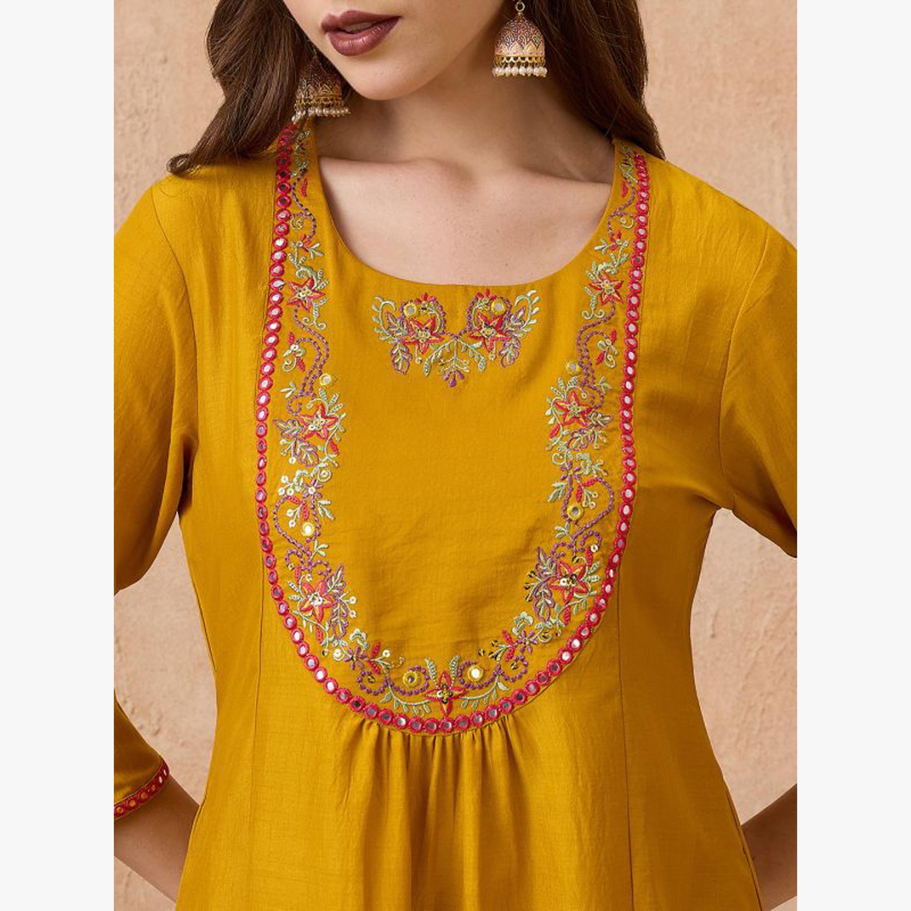 طقم كورتا احتفالية مطرزة بالترتر عند الصدر مع بنطال وشيلة-women-clothing-ethnicwear-kurtasets-image-4